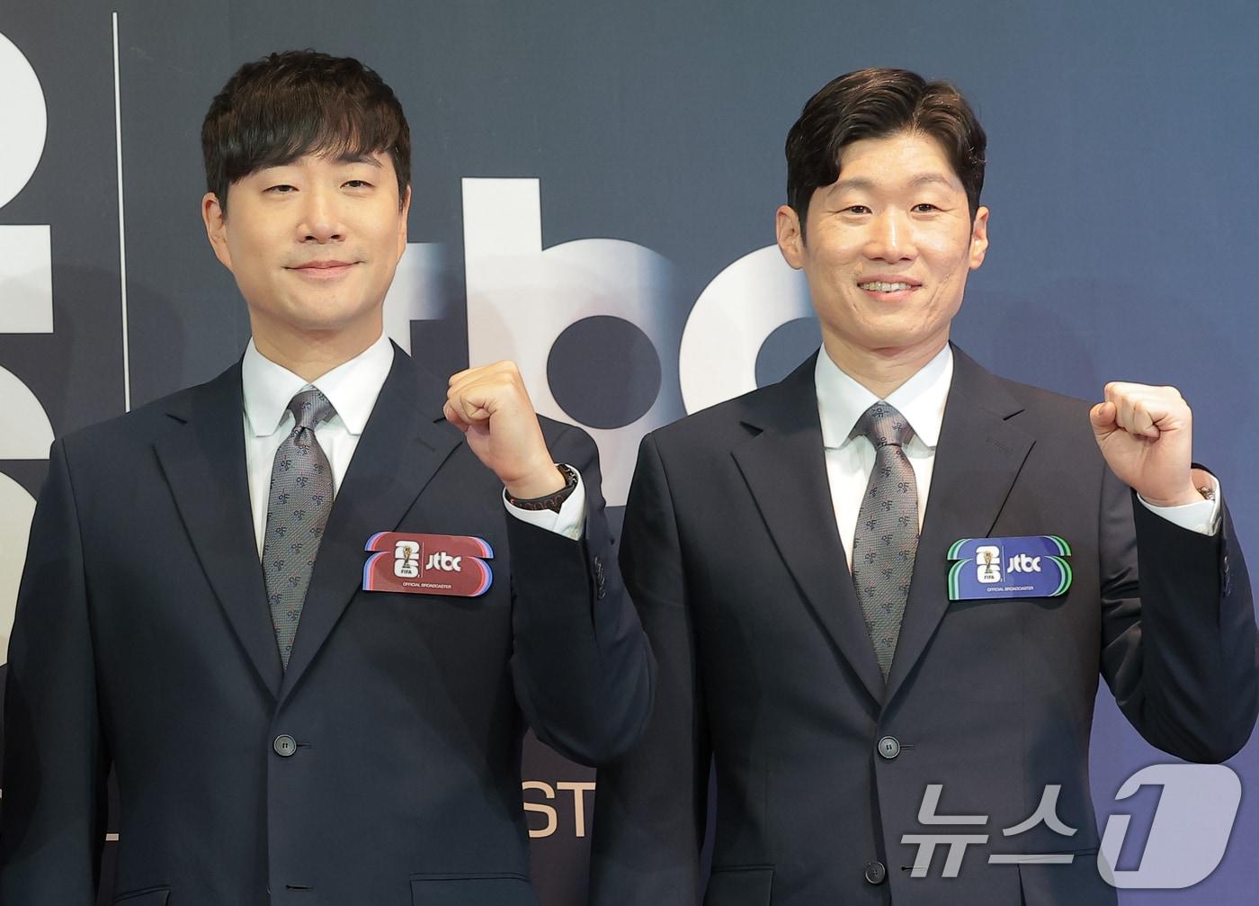 본문 이미지 - 배성재 캐스터와 박지성 해설위원(오른쪽)이 21일 서울 중구 앰배서더 풀만 호텔에서 열린 JTBC '2026 FIFA 북중미 월드컵' 기자간담회에 참석해 포즈를 취하고 있다. 2026.5.21 ⓒ 뉴스1 권현진 기자