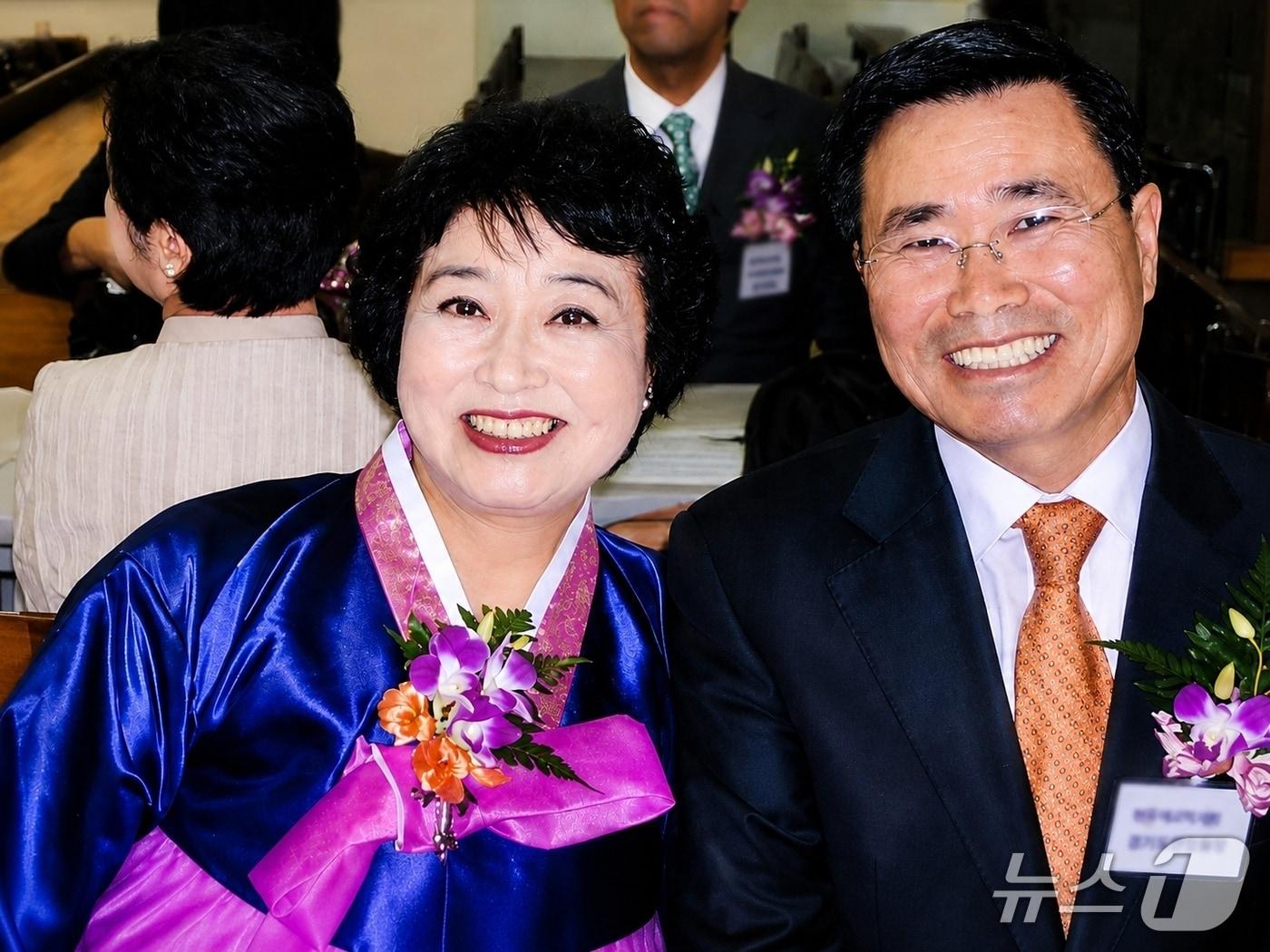 본문 이미지 - 21일 한국장기조직기증원에 따르면 지난달 15일 전남대병원에서 김옥희 씨(68)가 양쪽 신장과 폐, 간장, 양쪽 안구를 총 6명에 기증한 뒤 숨을 거뒀다. 생전 김 씨의 모습(왼쪽), 오른쪽은 남편 박천식 씨.(한국장기조직기증원 제공)