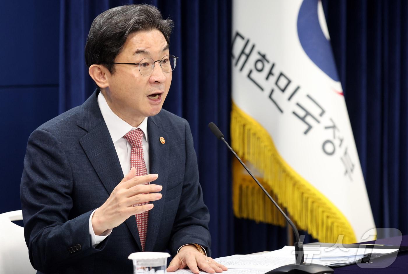 본문 이미지 - 이억원 금융위원장이 21일 서울 종로구 세종대로 정부서울청사에서 기자간담회를 하고 있다. ⓒ 뉴스1 김명섭 기자