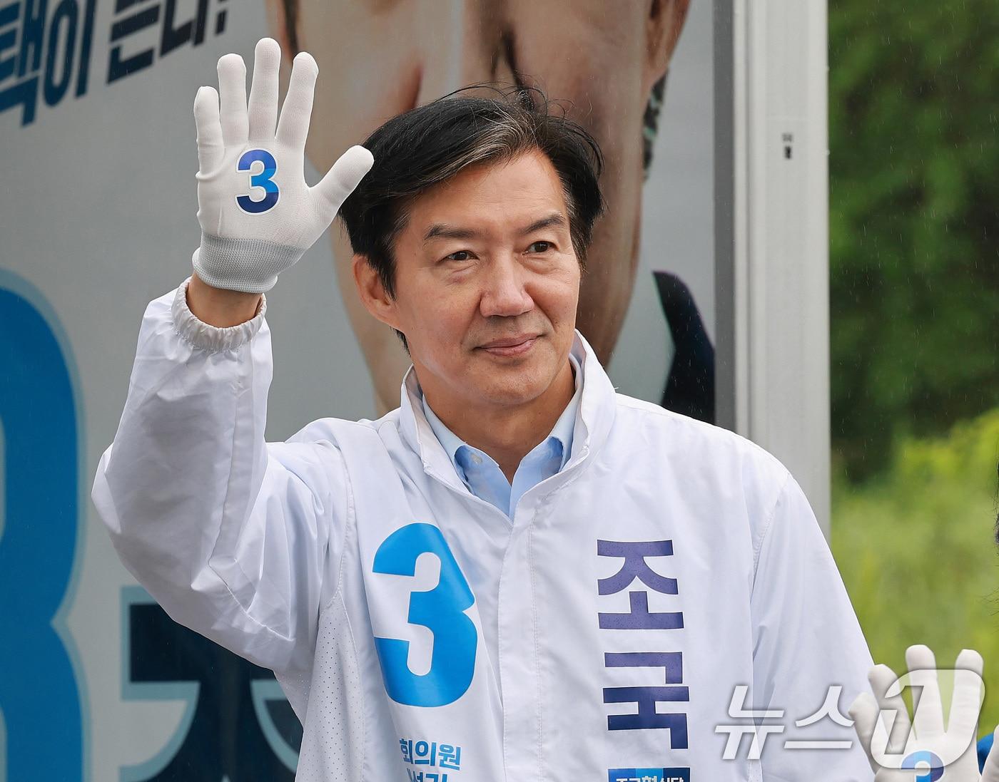 본문 이미지 - 조국 조국혁신당 경기평택을 국회의원 재선거 후보가 21일 경기도 평택시 고덕면 KTX 경기남부역사 예정 부지 앞에서 열린 공식선거운동 출정식에서 손을 흔들고 있다. 2026.5.21 ⓒ 뉴스1 임세영 기자