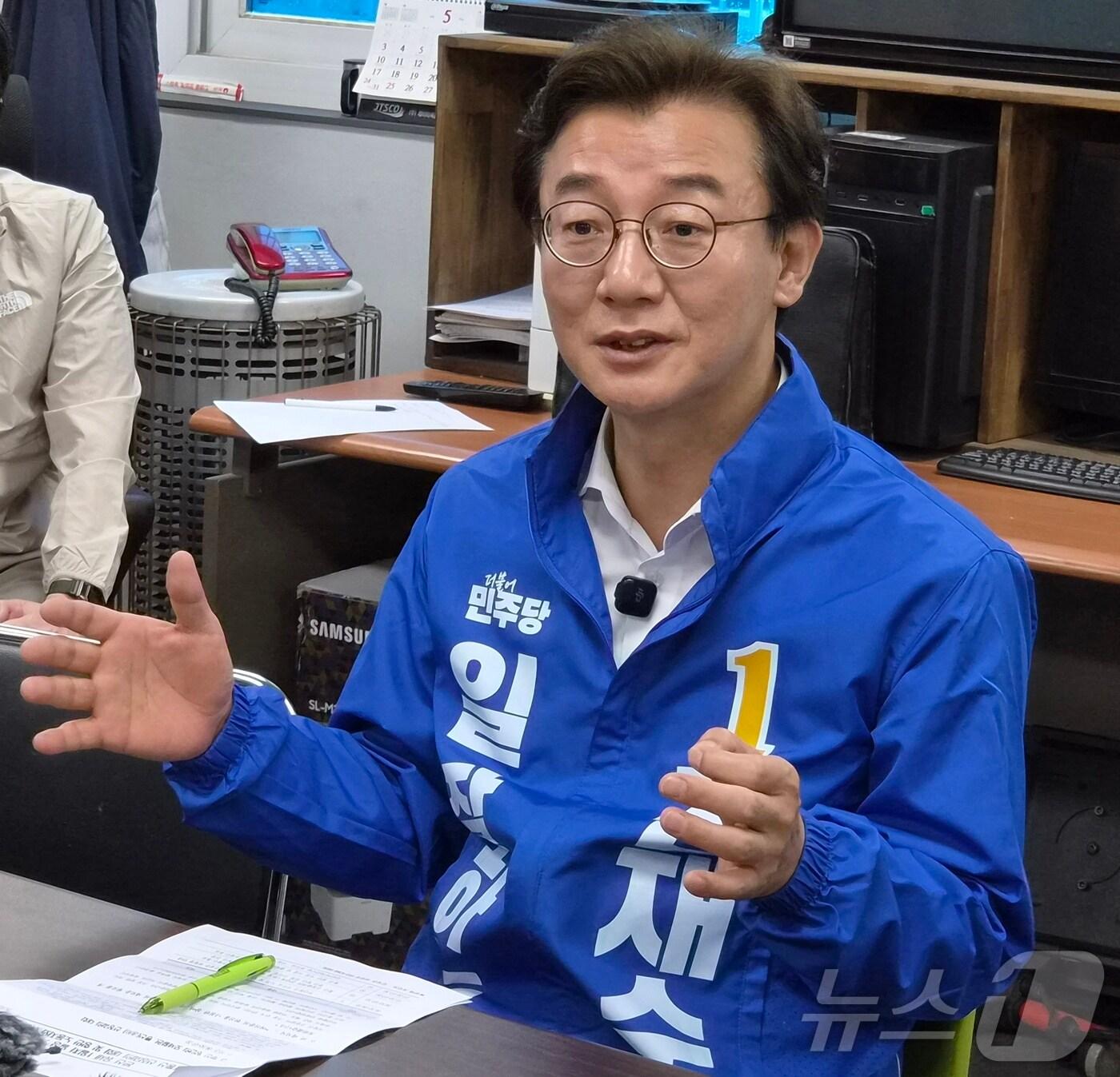 본문 이미지 - 전재수 더불어민주당 부산시장 후보가 6·3지방선거 선거운동 첫날인 21일 오전부산항 연안여객터미널을 찾아 통선 선장들과 간담회를 하고 있다. 2026.5.21 ⓒ 뉴스1 임순택 기자