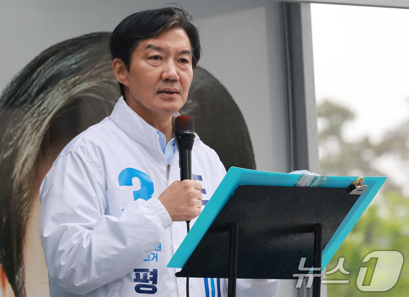 본문 이미지 - 조국 조국혁신당 경기 평택을 국회의원 재선거 후보가 21일 경기도 평택시 고덕면 KTX 경기남부역사 예정 부지 앞에서 열린 공식선거운동 출정식에서 발언하고 있다. 2026.5.21 ⓒ 뉴스1 임세영 기자