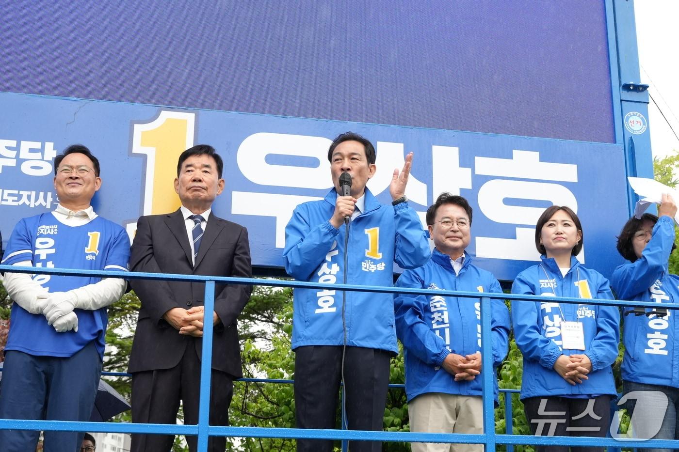 본문 이미지 - 우상호 더불어민주당 강원특별자치도지사 후보가 21일 오전 춘천 퇴계동 하이마트사거리에서 선거대책위원회 출정식을 열고 본격 선거운동에 돌입했다.(우상호후보캠프 측 제공. 재판매 및 DB금지)/뉴스1