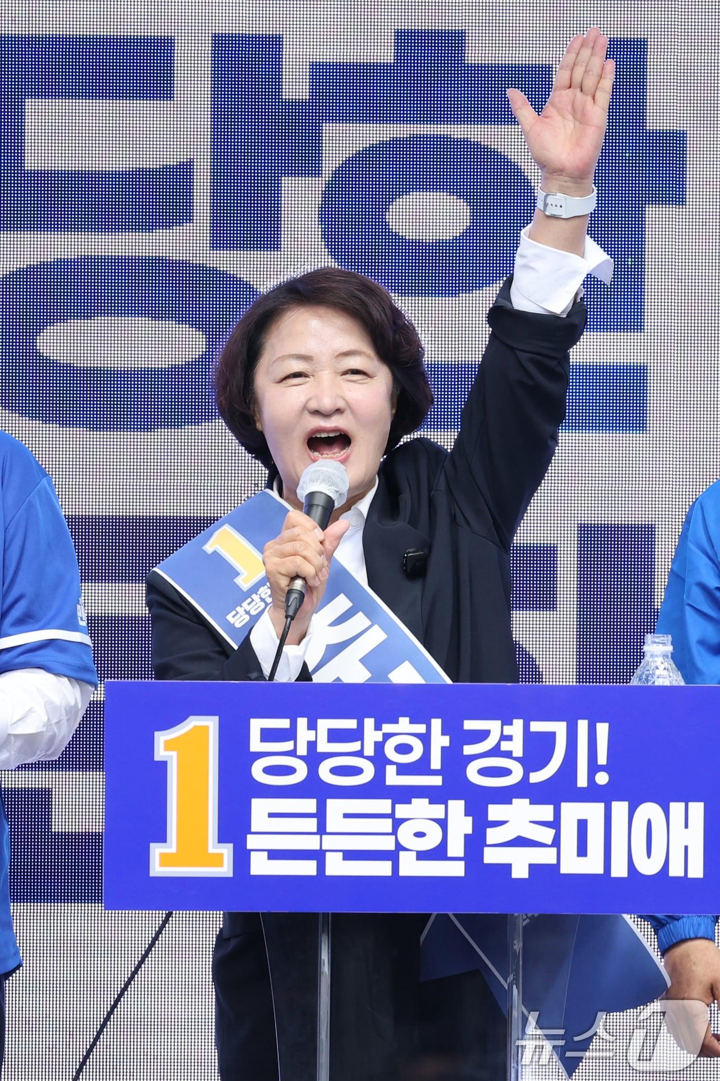 본문 이미지 - 추미애 더불어민주당 경기도지사 후보가 6·3 지방선거 공식 선거운동 첫 날인 지난 21일 경기 성남시 서현역을 찾아 시민들에게 지지를 호소하고 있다.  ⓒ 뉴스1