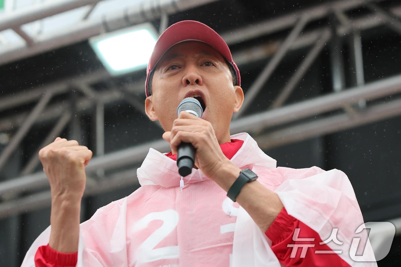 본문 이미지 - 오세훈 국민의힘 서울시장 후보가 6·3 지방선거 공식 선거운동이 시작된 21일 서울 강북구 삼양사거리에서 열린 첫 유세에서 지지를 호소하고 있다. 2026.5.21 ⓒ 뉴스1 오대일 기자