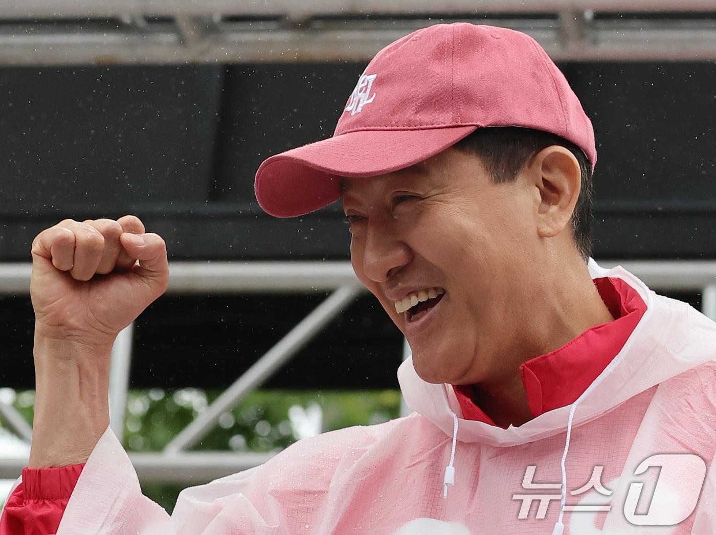 본문 이미지 - 오세훈 국민의힘 서울시장 후보가 6·3 지방선거 공식 선거운동이 시작된 21일 서울 강북구 삼양사거리에서 열린 첫 유세에서 주먹을 불끈 쥐며 지지를 호소하고 있다. 2026.5.21 ⓒ 뉴스1 오대일 기자