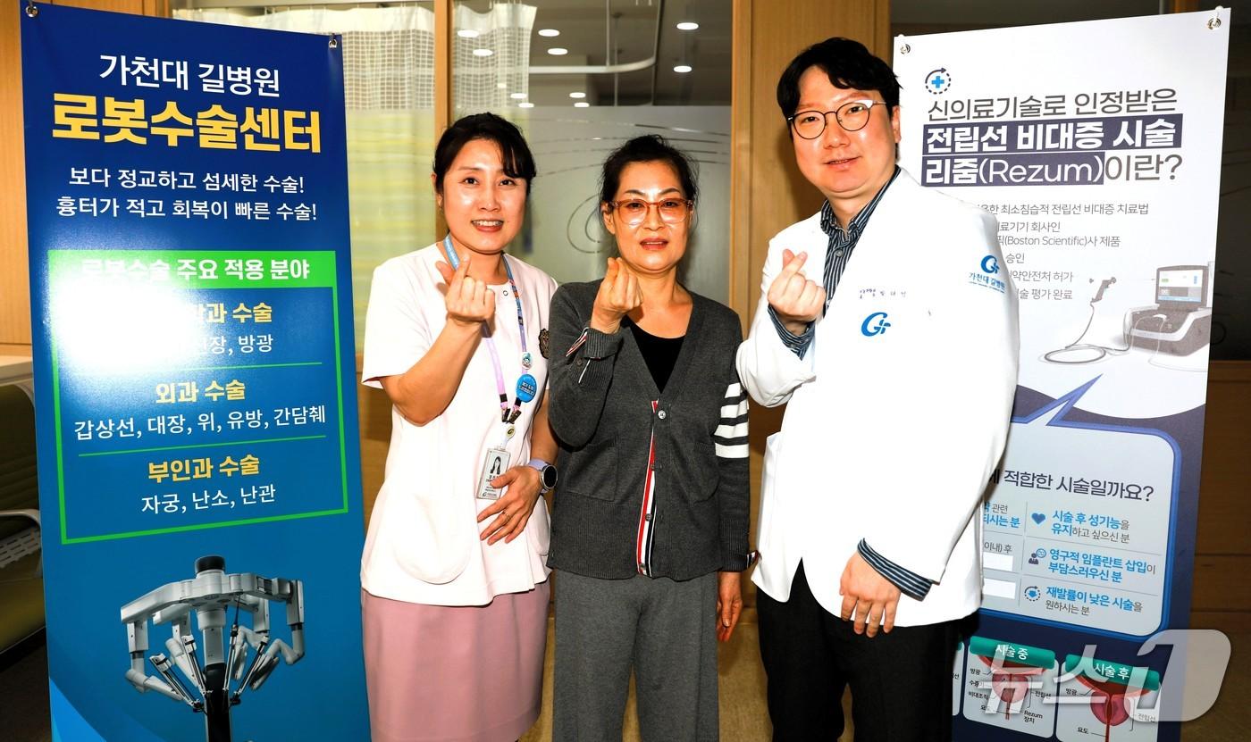본문 이미지 - (오른쪽부터) 박태영 가천대 길병원 비뇨의학과 교수, 김연화 씨, 장선아 비뇨의학과 수간호사. (병원 제공)