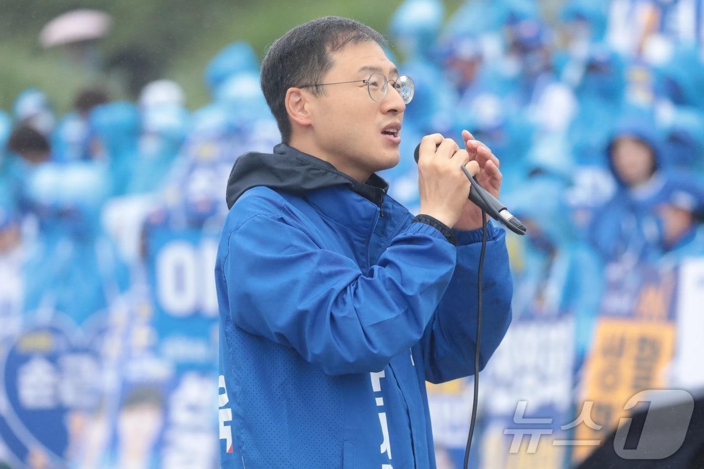 본문 이미지 - 김상욱 더불어민주당 울산시장 후보가 21일 울산 중구 태화강 국가정원 만남의 광장에서 선대위 출범식을 열고 연설을 하고 있다. 2026.5.21 ⓒ 뉴스1 김세은 기자