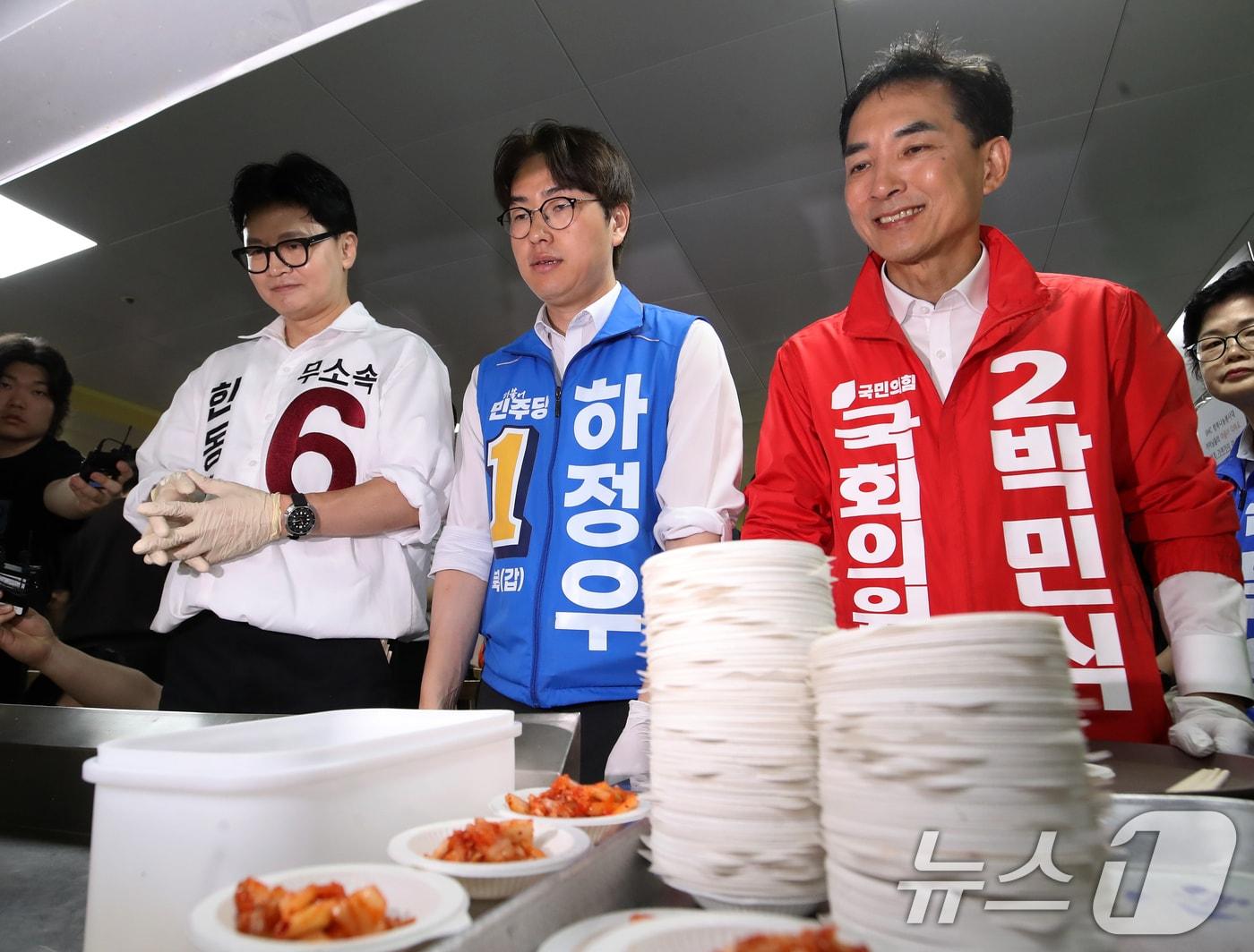 본문 이미지 - 한동훈 무소속 부산 북구갑 국회의원 보궐선거 후보(왼쪽부터) 하정우 더불어민주당 부산 북구갑 국회의원 보궐선거 후보, 박민식 국민의힘 부산 북구갑 국회의원 보궐선거 후보가 21일 부산 북구 남산정종합사회복지관에서 열린 콩국수 나눔 행사에 참석해 콩국수 봉사를 하고 있다. 2026.5.21 ⓒ 뉴스1 윤일지 기자