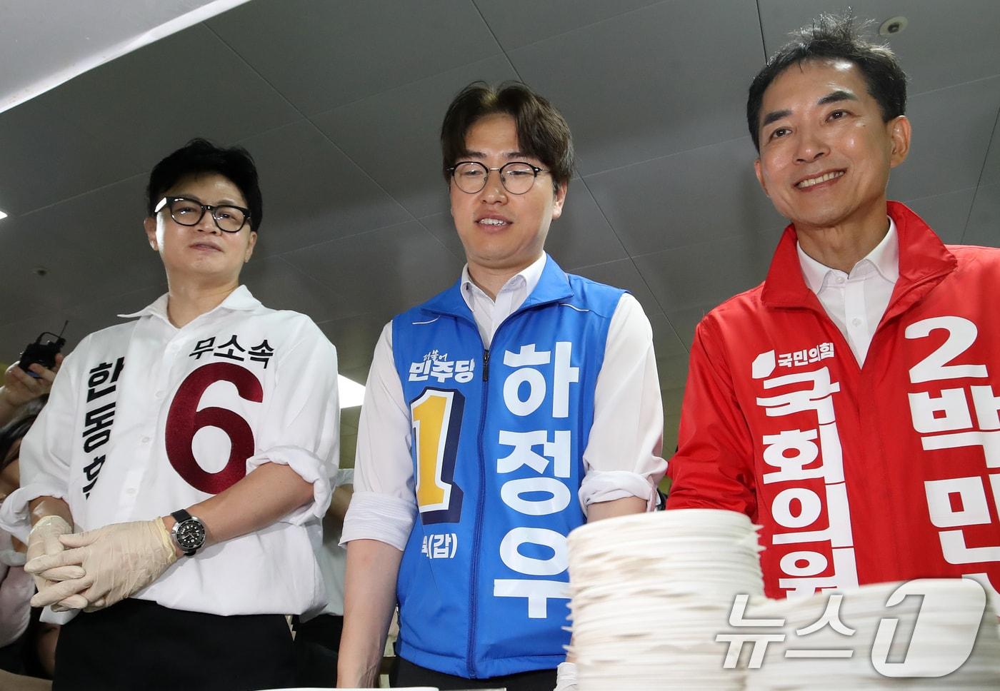 본문 이미지 - 한동훈 무소속 부산 북구갑 국회의원 보궐선거 후보(왼쪽부터) 하정우 더불어민주당 부산 북구갑 국회의원 보궐선거 후보, 박민식 국민의힘 부산 북구갑 국회의원 보궐선거 후보가 21일 부산 북구 남산정종합사회복지관에서 열린 콩국수 나눔 행사에 참석해 콩국수 봉사를 하고 있다. 2026.5.21 ⓒ 뉴스1 윤일지 기자