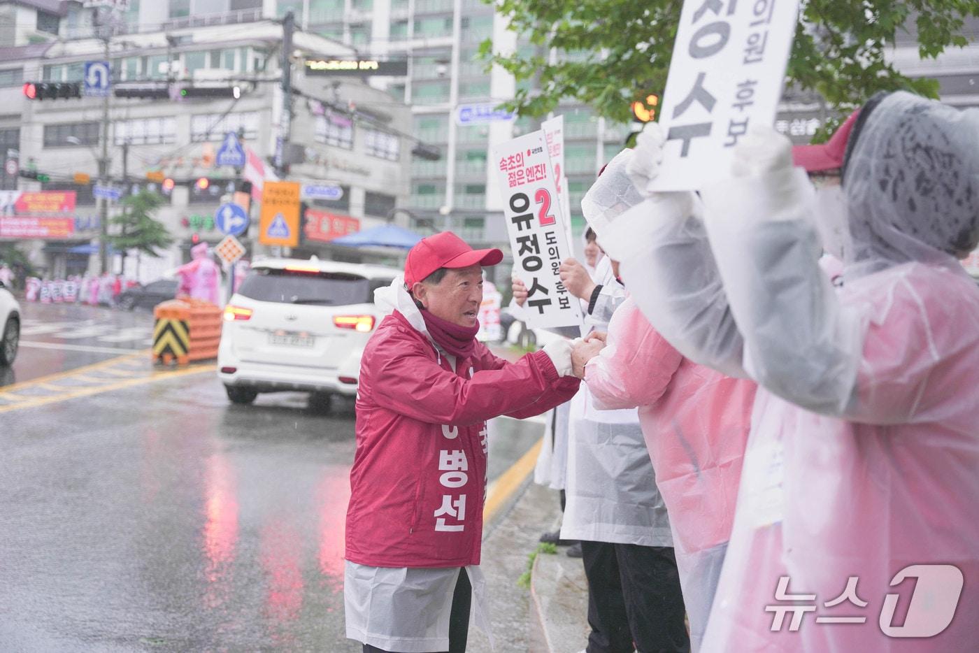 본문 이미지 - 6·3 지방선거 공식 선거운동 첫날인 21일 이병선 국민의힘 강원 속초시장 후보가 유세 일정을 소화하고 있다.(이 후보 측 제공, 재판매 및 DB 금지) 2026.5.21/뉴스1