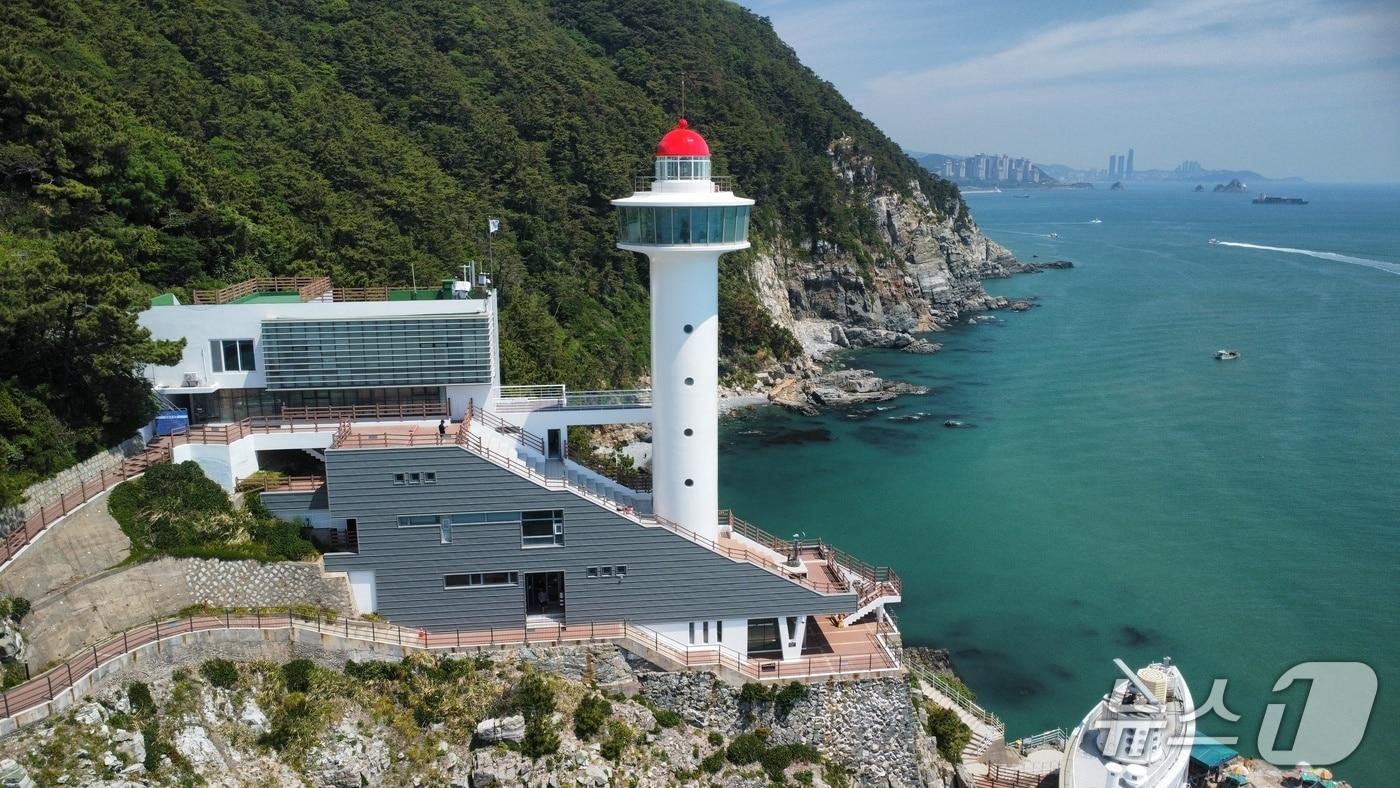 본문 이미지 - 부산 영도구 영도등대 전경 (부산해수청 제공. 재판매 및 DB금지)