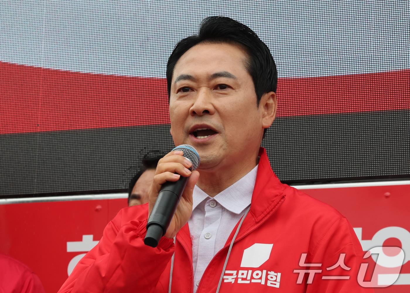 본문 이미지 - 장동혁 국민의힘 상임선거대책위원장이 6.3 지방선거 공식 선거운동 첫 날인 21일 대전역 서광장에서 열린 국민의힘 승리 출정식에서 지지를 호소하고 있다. 2026.5.21 ⓒ 뉴스1 김기태 기자