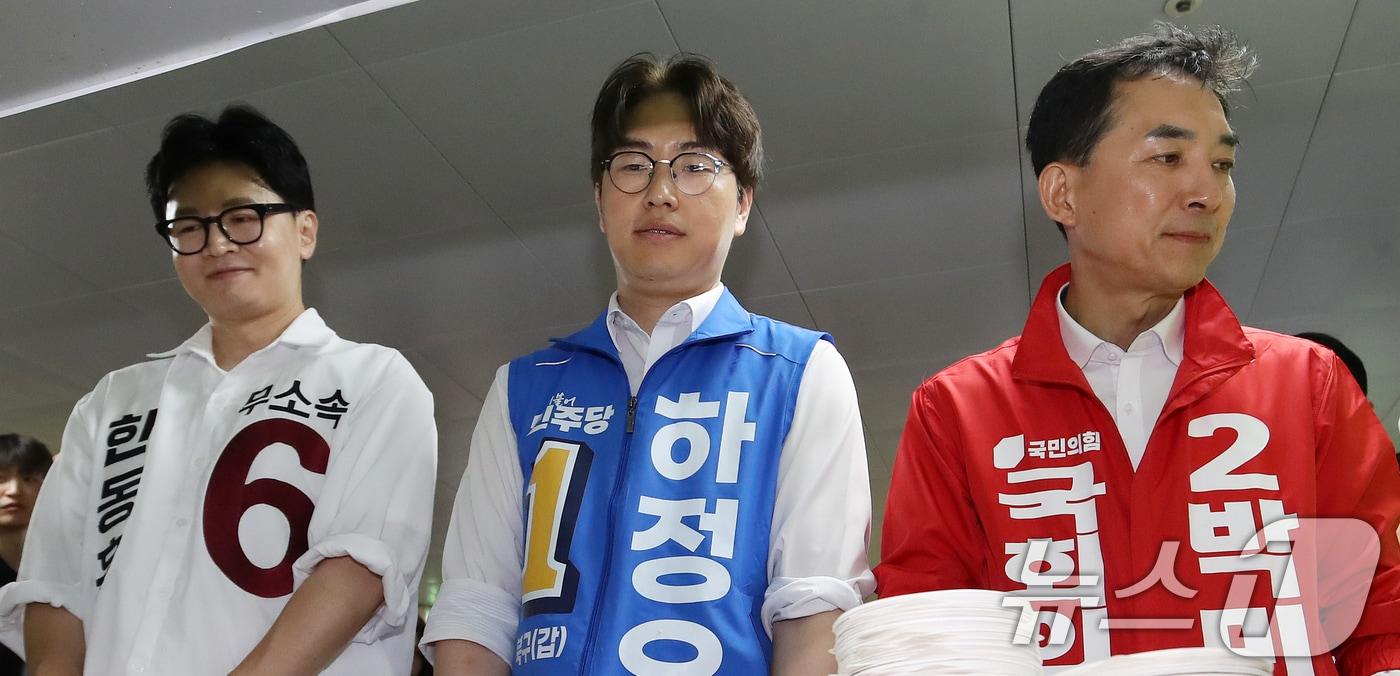 본문 이미지 - 한동훈 무소속 부산 북구갑 국회의원 보궐선거 후보(왼쪽부터), 하정우 더불어민주당 부산 북구갑 국회의원 보궐선거 후보, 박민식 국민의힘 부산 북구갑 국회의원 보궐선거 후보가 21일 부산 북구 남산정종합사회복지관에서 열린 콩국수 나눔 행사에 참석해 콩국수 봉사를 하고 있다. 2026.5.21 ⓒ 뉴스1 윤일지 기자