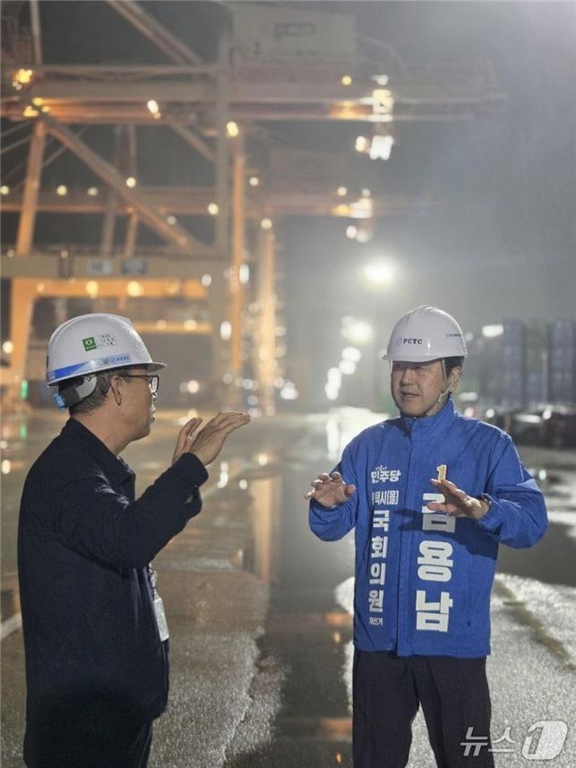 본문 이미지 - 김용남 후보가 평택항 컨테이너 부두를 방문해 야간 근무 중인 항만 직원을 만나고 있다.( 
