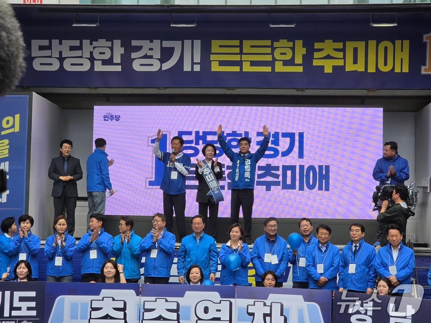 본문 이미지 - 21일 추미애 더불어민주당 경기도지사 후보 첫 유세현장에서 정청래 대표가 발언하고 있다. ⓒ 뉴스1 최대호 기자