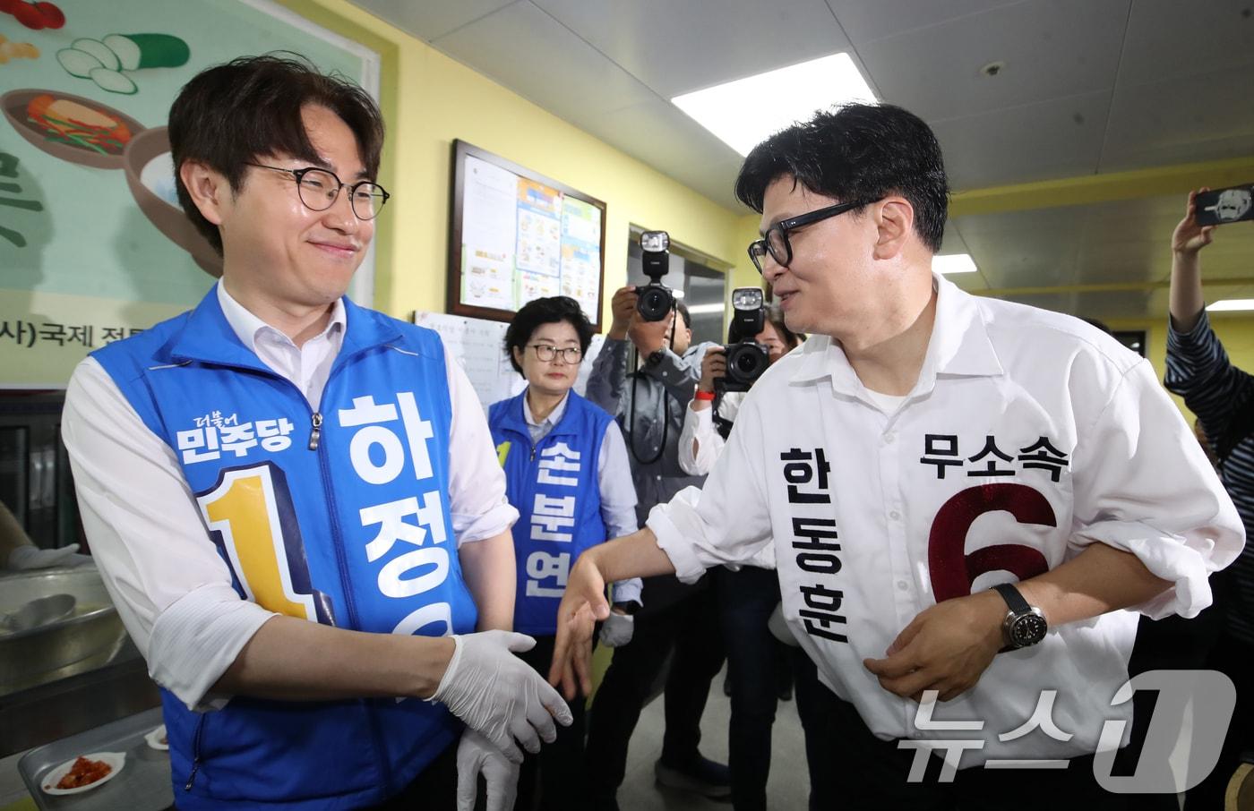 본문 이미지 - 하정우 더불어민주당 부산 북구갑 국회의원 보궐선거 후보(왼쪽)와 한동훈 무소속 부산 북구갑 국회의원 보궐선거 후보가 21일 부산 북구 남산정종합사회복지관에서 열린 콩국수 나눔 행사에 참석해 인사하고 있다. 2026.5.21 ⓒ 뉴스1 윤일지 기자