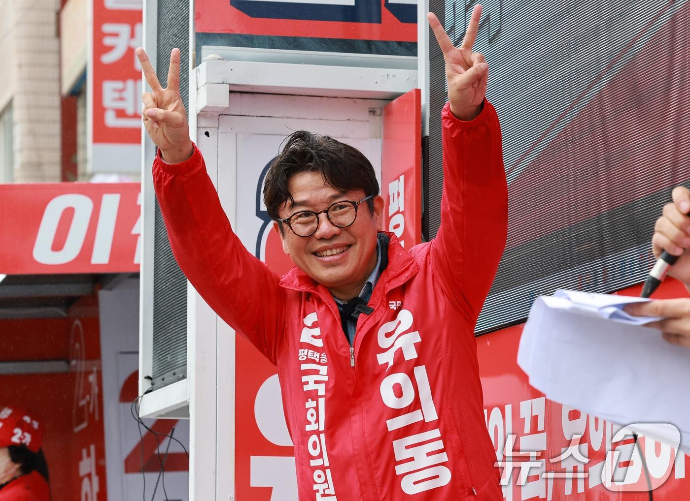 본문 이미지 - 유의동 국민의힘 경기평택을 국회의원 재선거 후보가 21일 경기도 평택시 안중시장 롯데리아 앞에서 열린 공식선거운동 출정식에서 선거운동을 하고 있다. 2026.5.21 ⓒ 뉴스1 임세영 기자