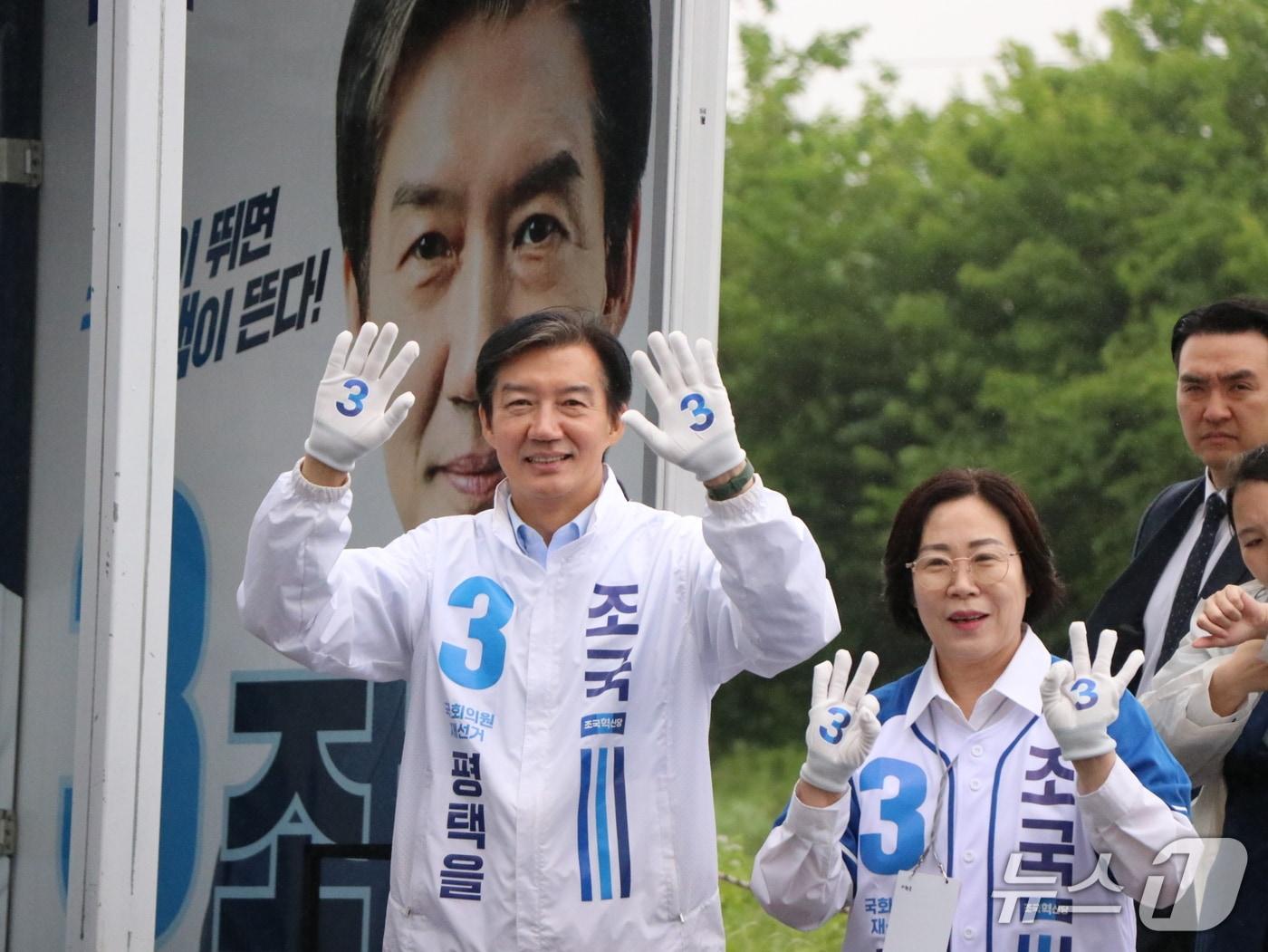 본문 이미지 -  조국 조국혁신당 평택을 국회의원 재선거 후보가 평택 현충탑 참배를 시작으로 공식 선거운동을 시작했다.(조 후보 선거사무소 제공)