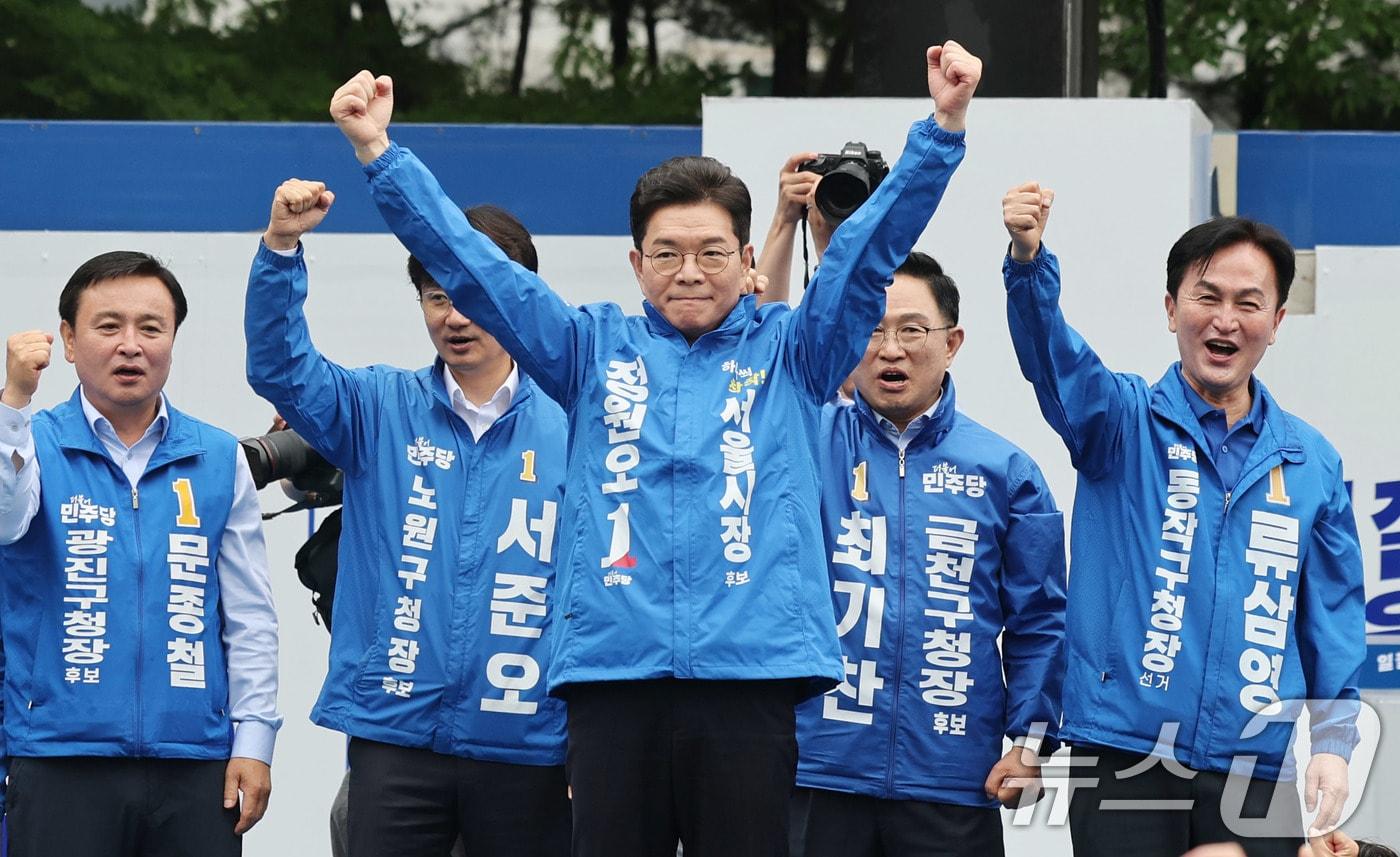 본문 이미지 - 정원오 더불어민주당 서울시장 후보가 21일 서울 성동구 왕십리역 광장에서 열린 출정식에 서울시 더불어민주당 구청장 후보들과 지지를 호소하고 있다. ⓒ 뉴스1 박지혜 기자