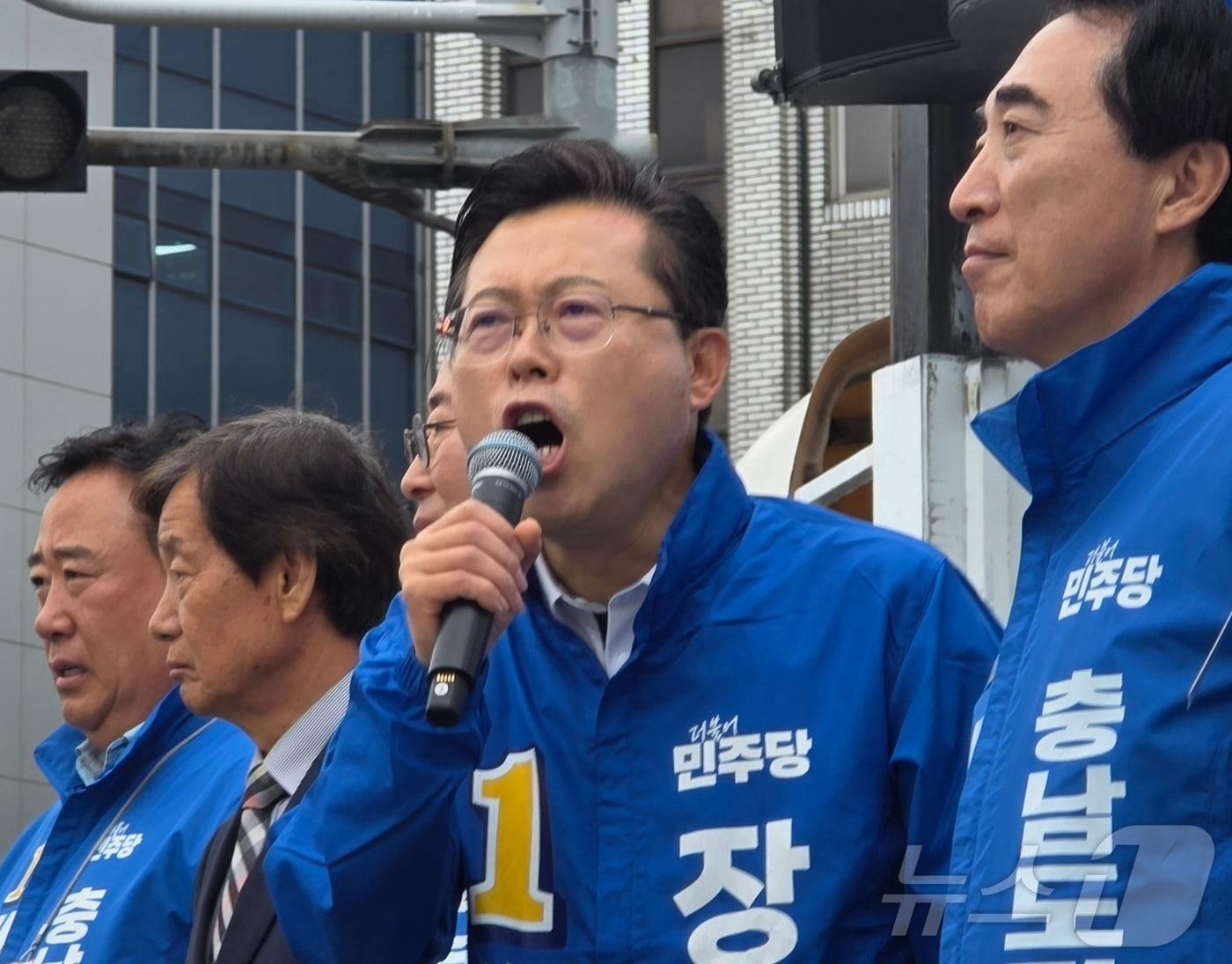본문 이미지 - 장기수 더불어민주당 천안시장 후보가 21일 천안시 서북구 일봉산사거리에서 열린 민주당 합동출정식에서 지지를 호소하고 있다. 2026.5.21 ⓒ 뉴스1 이시우 기자