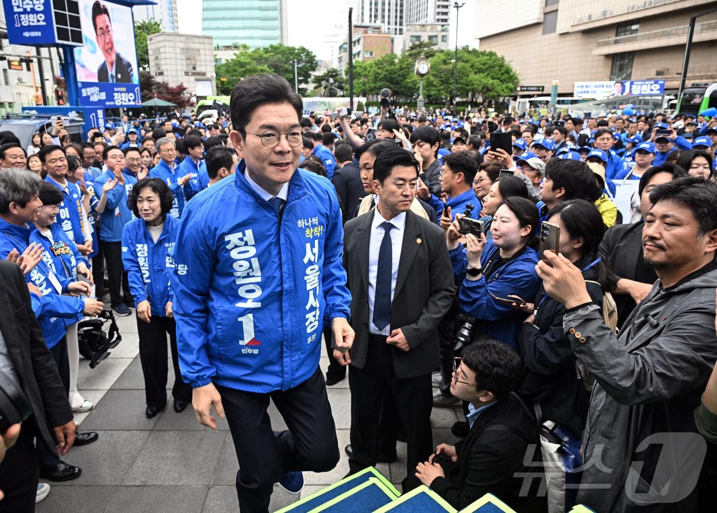 본문 이미지 - 정원오 더불어민주당 서울시장 후보가 21일 서울 성동구 왕십리역 광장에서 열린 출정식에 참석하고 있다. (공동취재) 2026.5.21 ⓒ 뉴스1 박지혜 기자