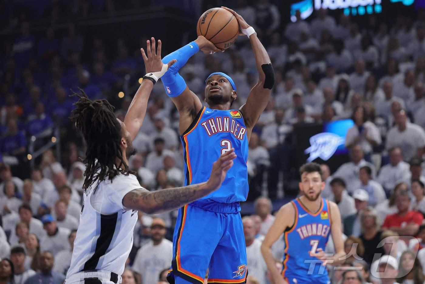 본문 이미지 - NBA 오클라호마시티가 21일(한국시간) 동부 콘퍼런스 결승 2차전에서 샌안토니오를 꺾고 시리즈 1승1패를 기록했다. ⓒ AFP=뉴스1