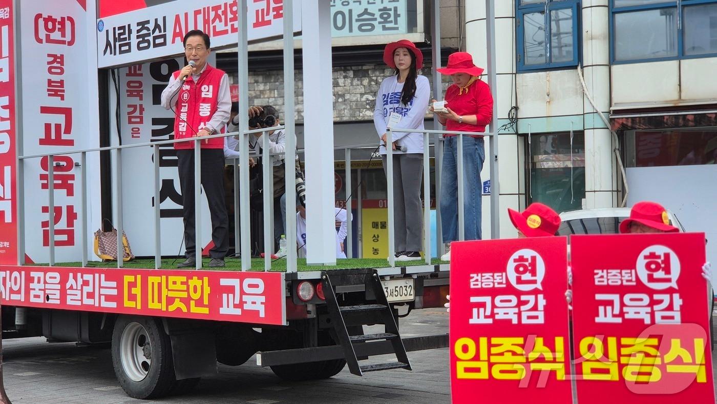 본문 이미지 - 임종식 경북교육감 후보가 21일 경주 중앙시장에서 유세하고 있다. ⓒ 뉴스1 김대벽기자
