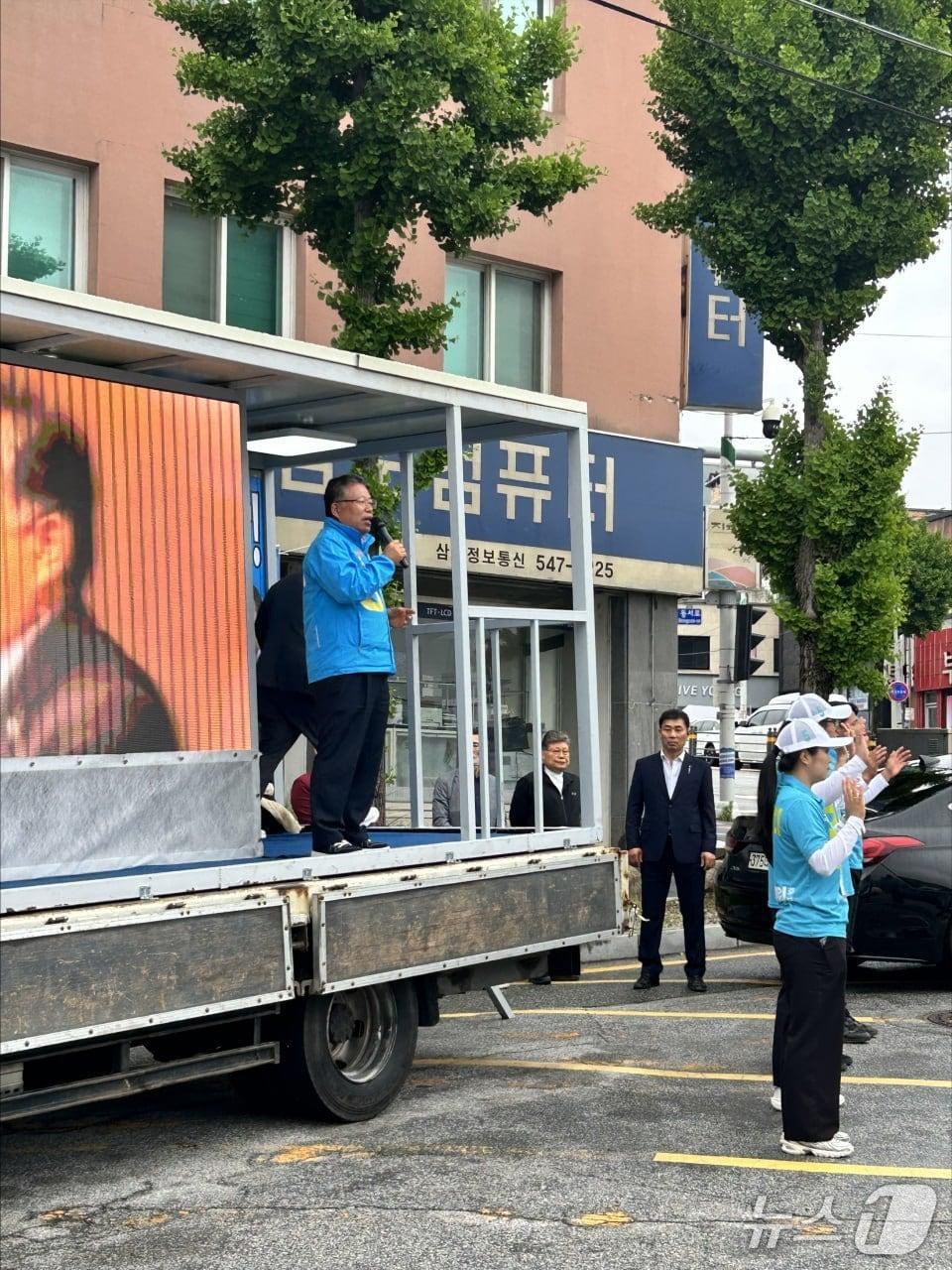 본문 이미지 - 김종회 무소속 군산·김제·부안을 국회의원 후보가 21일 김제 시외버스 터미널사거리에서 출정식을 갖고 지지를 호소하고 있다.(후보 캠프 제공. 재판매 및 DB 금지)