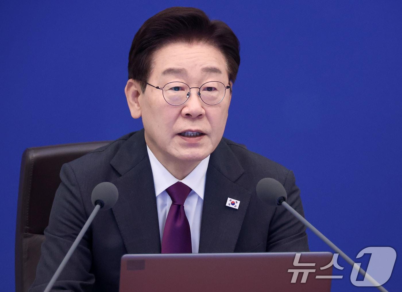 본문 이미지 - 이재명 대통령이 21일 청와대에서 열린 수석보좌관회의에서 발언을 하고 있다. (청와대통신사진기자단) ⓒ 뉴스1 이재명 기자