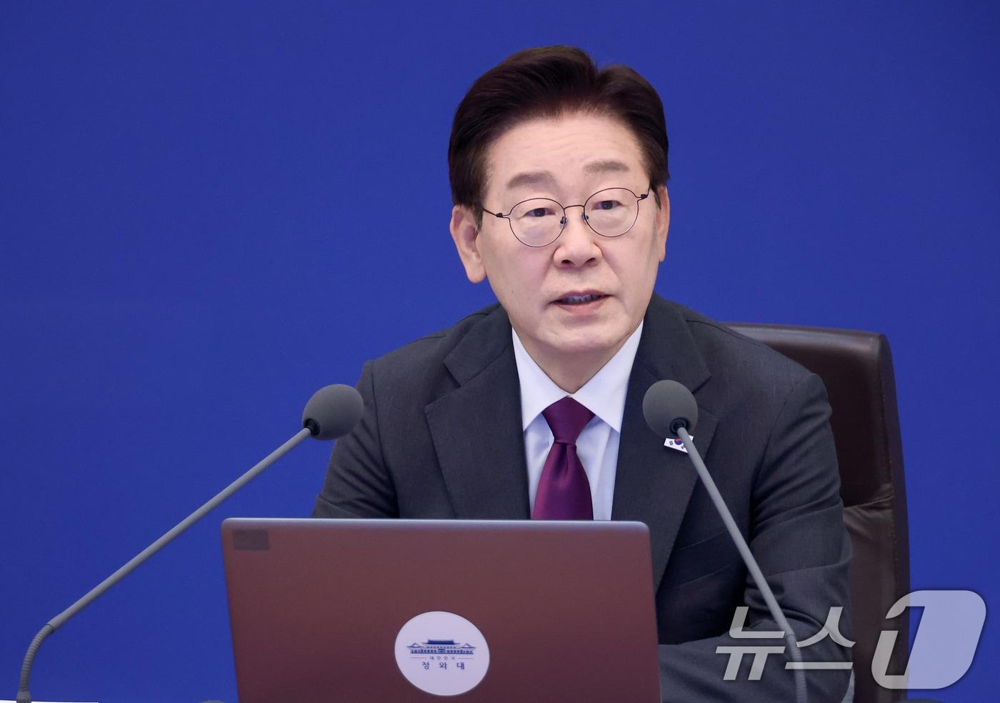 본문 이미지 - 이재명 대통령이 21일 청와대에서 열린 수석보좌관회의에서 발언을 하고 있다. (청와대통신사진기자단) ⓒ 뉴스1 이재명 기자