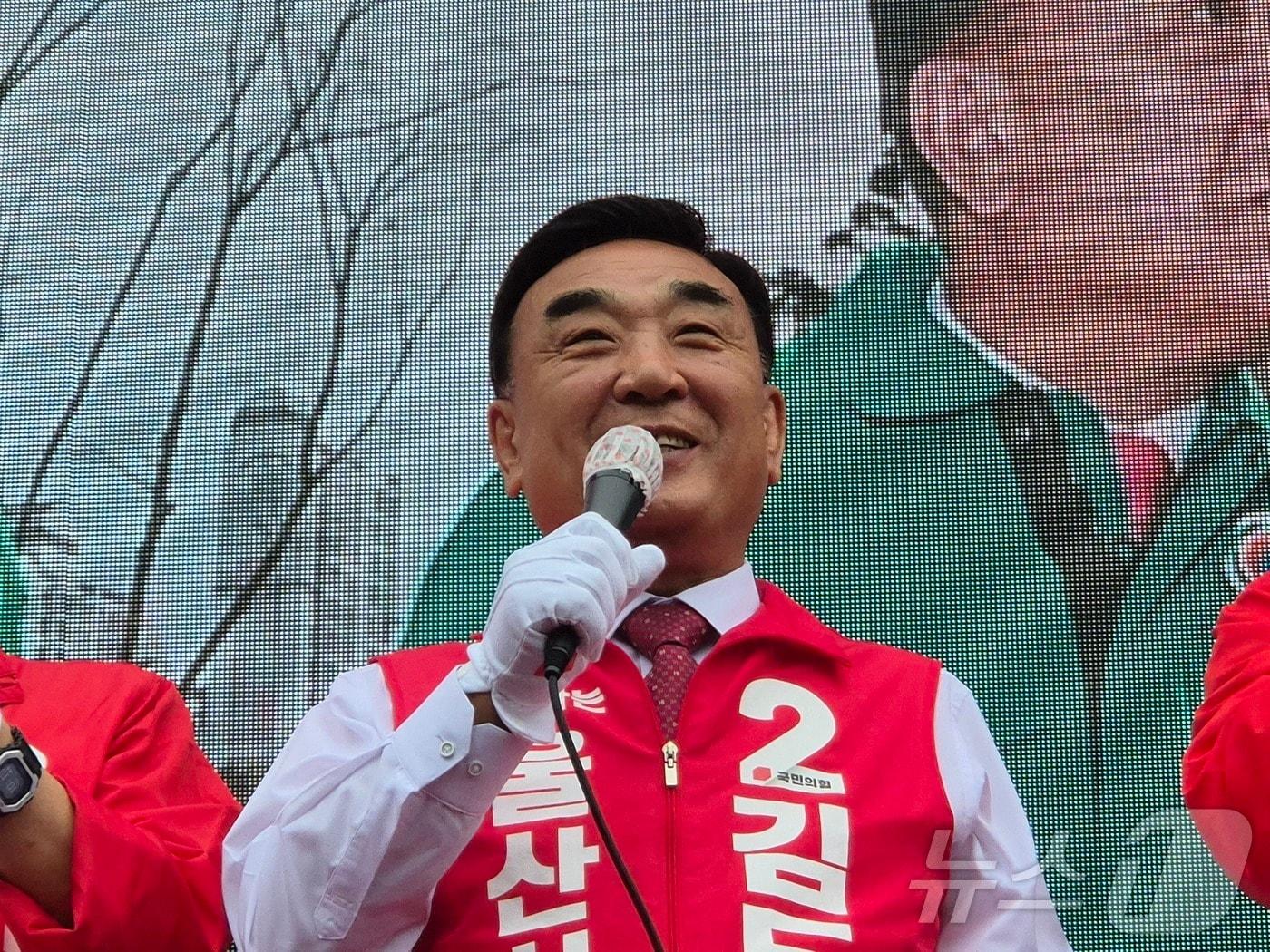 본문 이미지 - 김두겸 국민의힘 울산시장 후보가 공식 선거운동 첫날인 21일 울산 남구 태화로터리에서 열린 출정식에서 발언하고 있다. 2026.5.21 ⓒ 뉴스1 박정현 기자