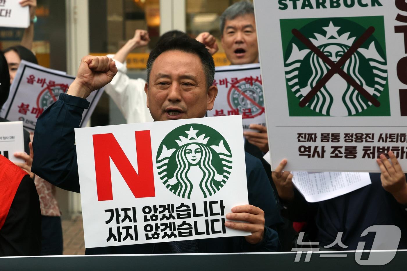 본문 이미지 - 오월을 사랑하는 모임 등 광주시민단체 들이 21일 오후 광주 서구 광천동 이마트 광주점 앞에서 스타벅스의 '5·18 탱크데이' 마케팅을 규탄하는 기자회견을 갖고 구호를 외치고 있다. 2026.5.21 ⓒ 뉴스1 조수민 수습기자