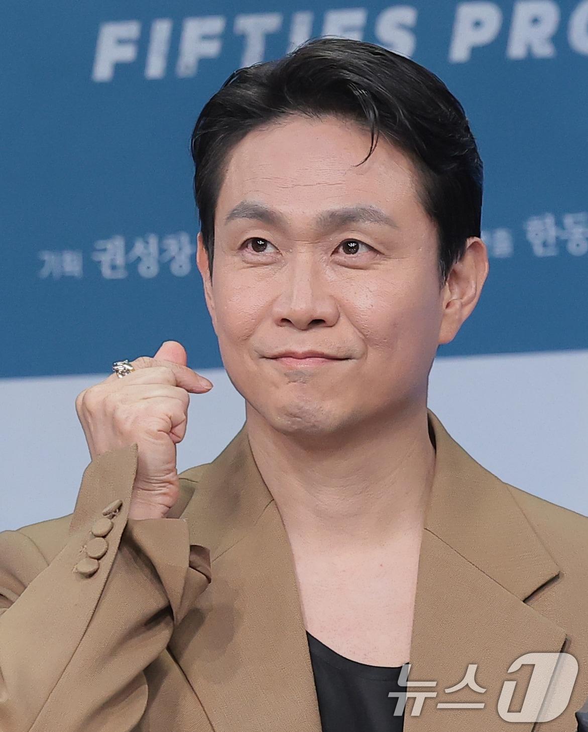 본문 이미지 - 배우 오정세가 21일 서울 마포구 상암동 MBC에서 진행된 드라마 '오십프로' 제작발표회에 참석해 포즈를 취하고 있다. '오십프로'는 평범해 보여도 끗발 좀 날리던 세 남자가 운명에 의해 다시 움직이게 되는 이야기로, 세상에 치이고 몸은 녹슬었을지언정 의리와 본능만은 여전한 인생의 50%를 달려온 진짜 프로들의 짠물 액션 코미디다. 2026.5.21 ⓒ 뉴스1 권현진 기자
