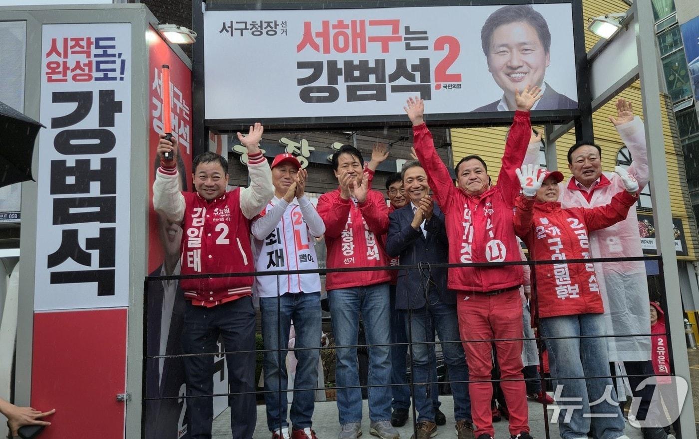 본문 이미지 - 강범석 국민의힘 인천 서구청장 후보가 21일 서구청 사거리에서 출정식을 진행하고 있다.(강 후보 제공/뉴스1)