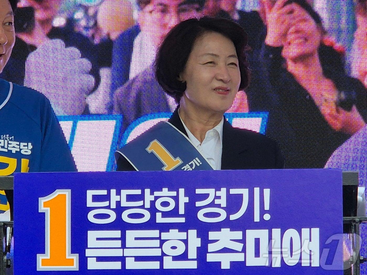 본문 이미지 - 추미애 더불어민주당 경기지사 후보가 21일 하남시 덕풍시장에서 열린 이광재 하남갑 국회의원 보궐선거 후보·강병덕 하남시장 후보 합동 출정식에 참석해 유세를 하고 있다. ⓒ 뉴스1 양희문 기자