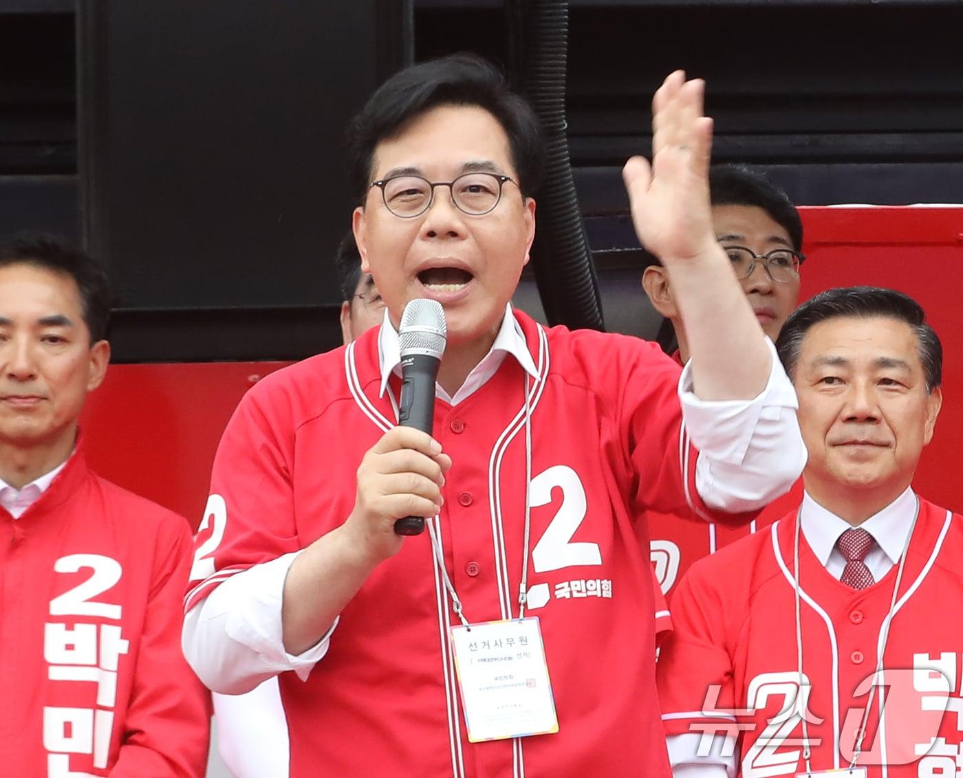 본문 이미지 - 송언석 국민의힘 원내대표가 21일 오후 부산 동구 부산역 광장에서 열린 박형준 부산시장 후보 부산승리 합동 출정식에서 유세차에 올라 지원유세를 하고 있다. 2026.5.21 ⓒ 뉴스1 윤일지 기자