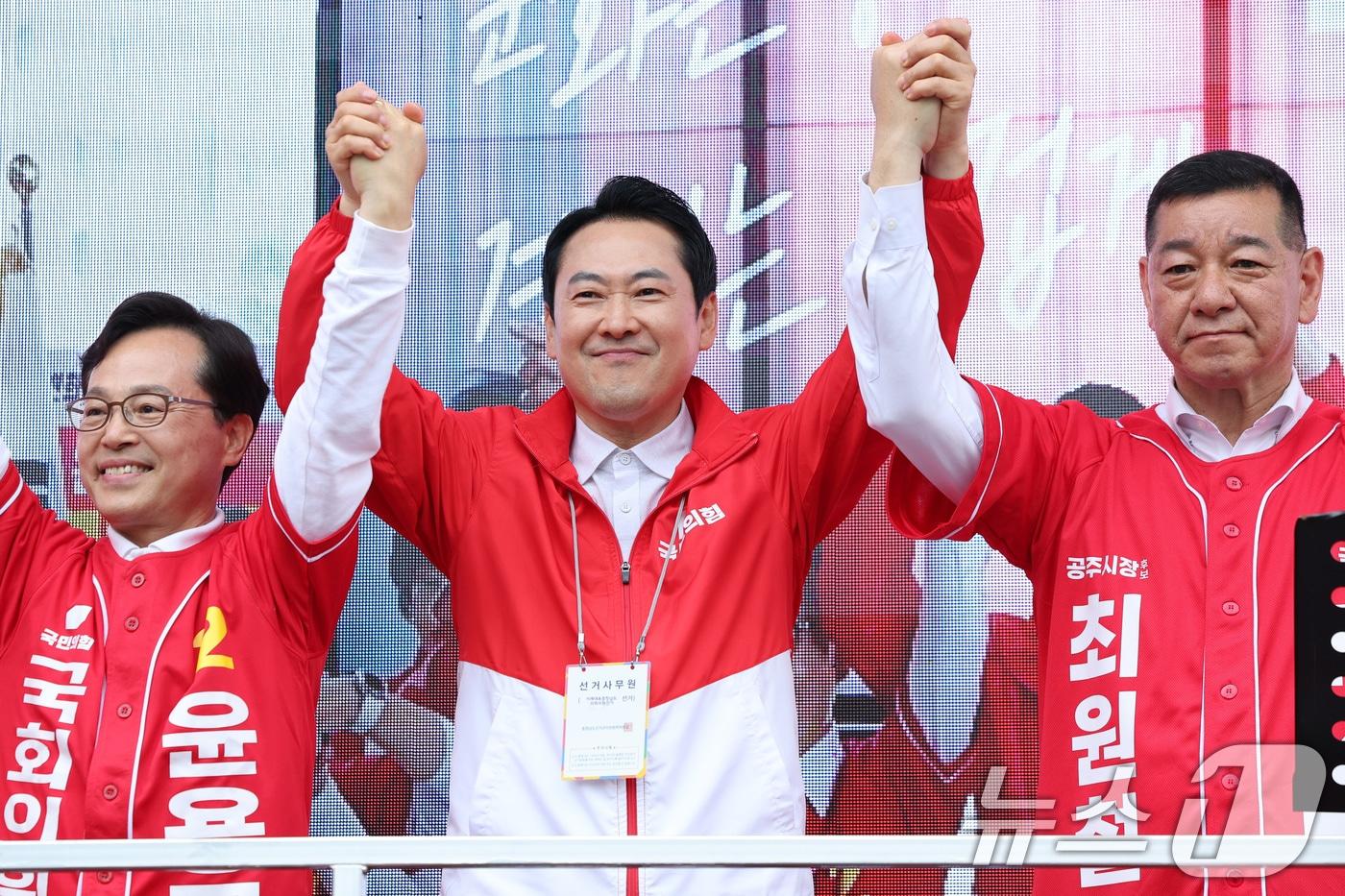 본문 이미지 - 장동혁 국민의힘 대표가 6·3 지방선거 공식 선거운동이 시작된 21일 충남 공주시 공주산성시장을 찾아 윤용근 충남 공주시부여군청양군 국회의원 후보, 최원철 공주시장 후보와 함께 시민들에게 지지를 호소하고 있다. 2026.5.21 ⓒ 뉴스1 신웅수 기자
