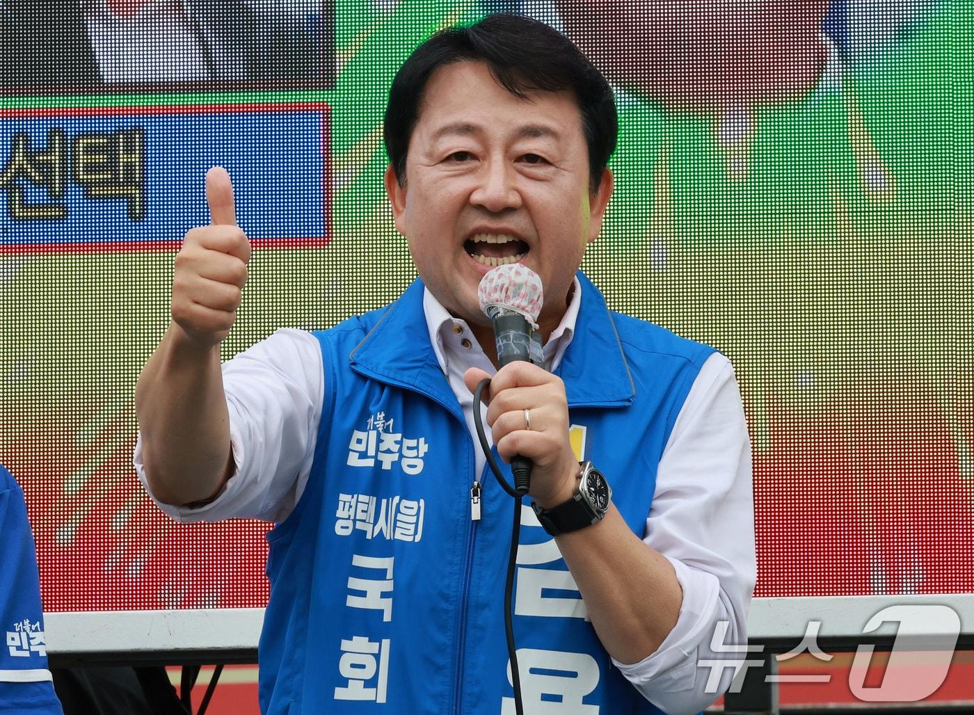 본문 이미지 - 김용남 더불어민주당 경기평택을 국회의원 재선거 후보가 21일 경기도 평택시 안중시장 앞에서 열린 공식선거운동 출정식에서 발언을 하고 있다. 2026.5.21 ⓒ 뉴스1 임세영 기자