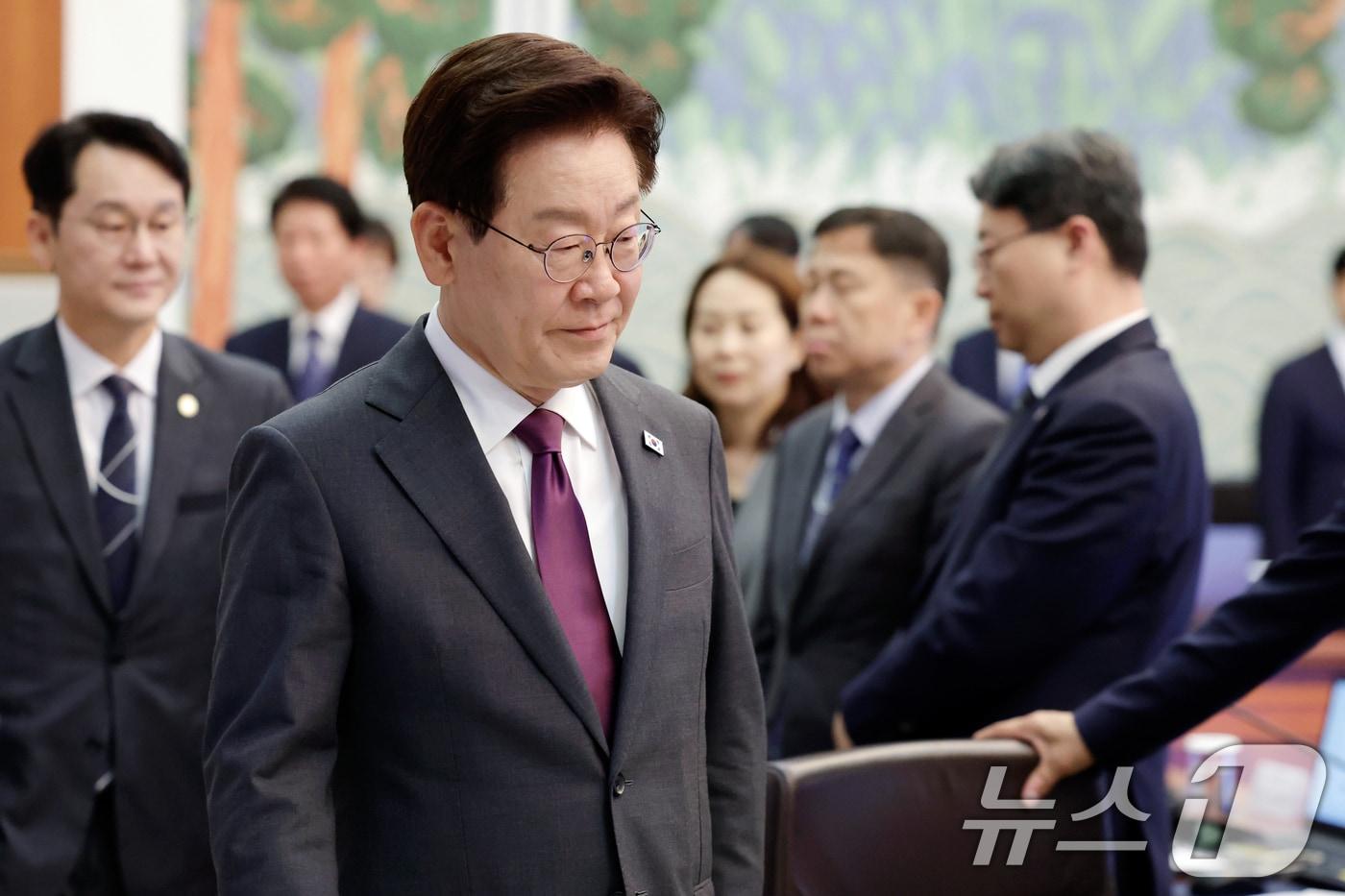 본문 이미지 - 이재명 대통령이 21일 청와대에서 열린 수석보좌관회의에 입장하고 있다. (청와대통신사진기자단) 2026.5.21 ⓒ 뉴스1 허경 기자