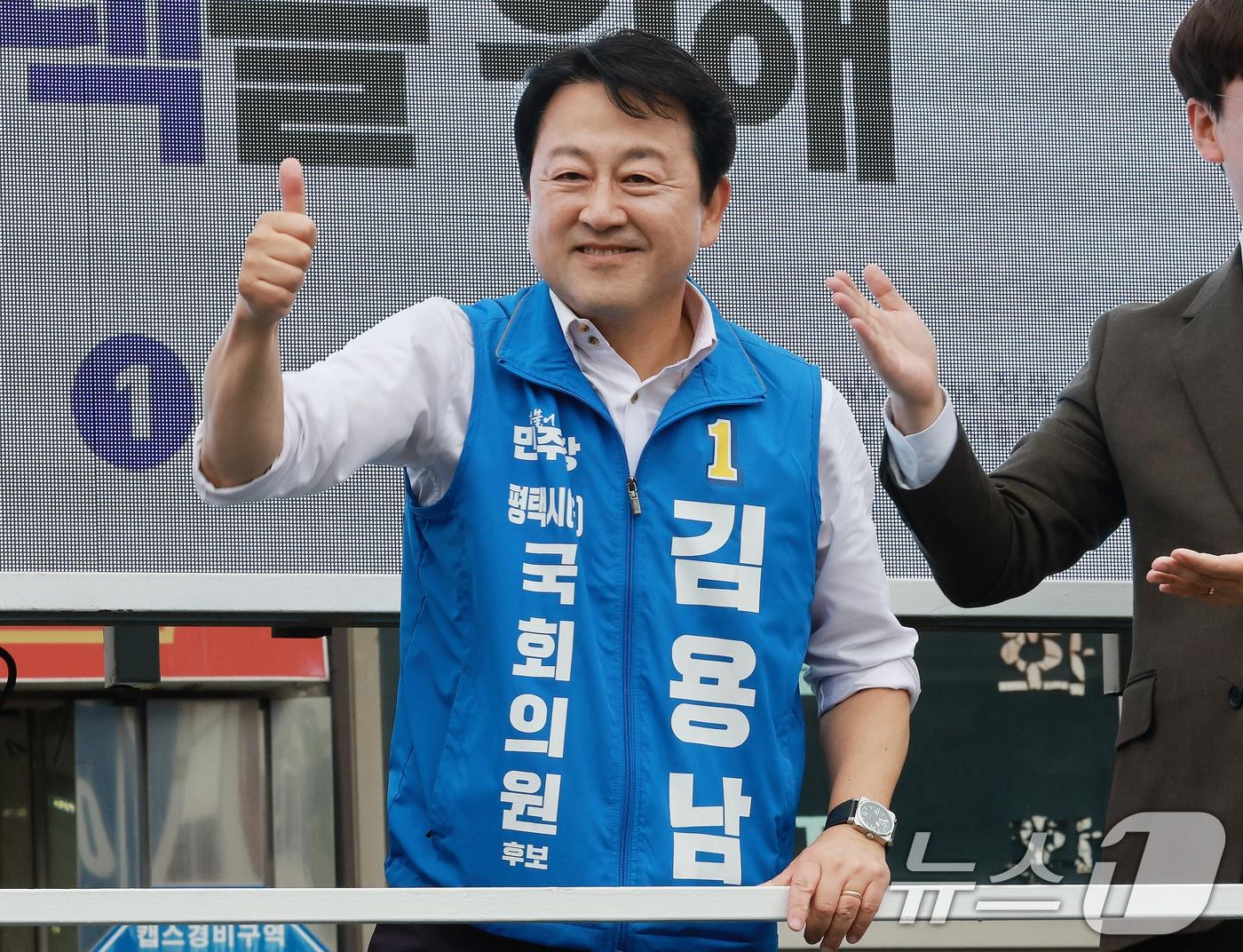 본문 이미지 - 김용남 더불어민주당 경기평택을 국회의원 재선거 후보가 21일 경기도 평택시 안중시장 앞에서 열린 공식선거운동 출정식에서 엄지를 들어올리고 있다. 2026.5.21 ⓒ 뉴스1 임세영 기자