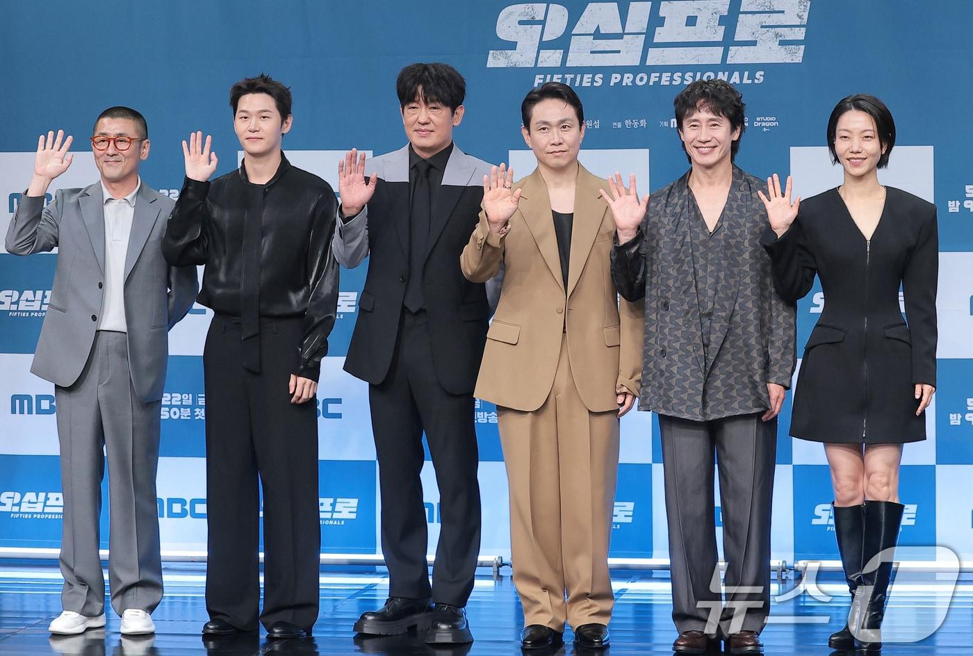 본문 이미지 - 한동화 감독(왼쪽부터)과 배우 이학주, 허성태, 오정세, 신하균, 김신록이 21일 서울 마포구 상암동 MBC에서 진행된 드라마 '오십프로' 제작발표회에 참석해 인사말을 하고 있다. '오십프로'는 평범해 보여도 끗발 좀 날리던 세 남자가 운명에 의해 다시 움직이게 되는 이야기로, 세상에 치이고 몸은 녹슬었을지언정 의리와 본능만은 여전한 인생의 50%를 달려온 진짜 프로들의 짠물 액션 코미디다. 2026.5.21 ⓒ 뉴스1 권현진 기자