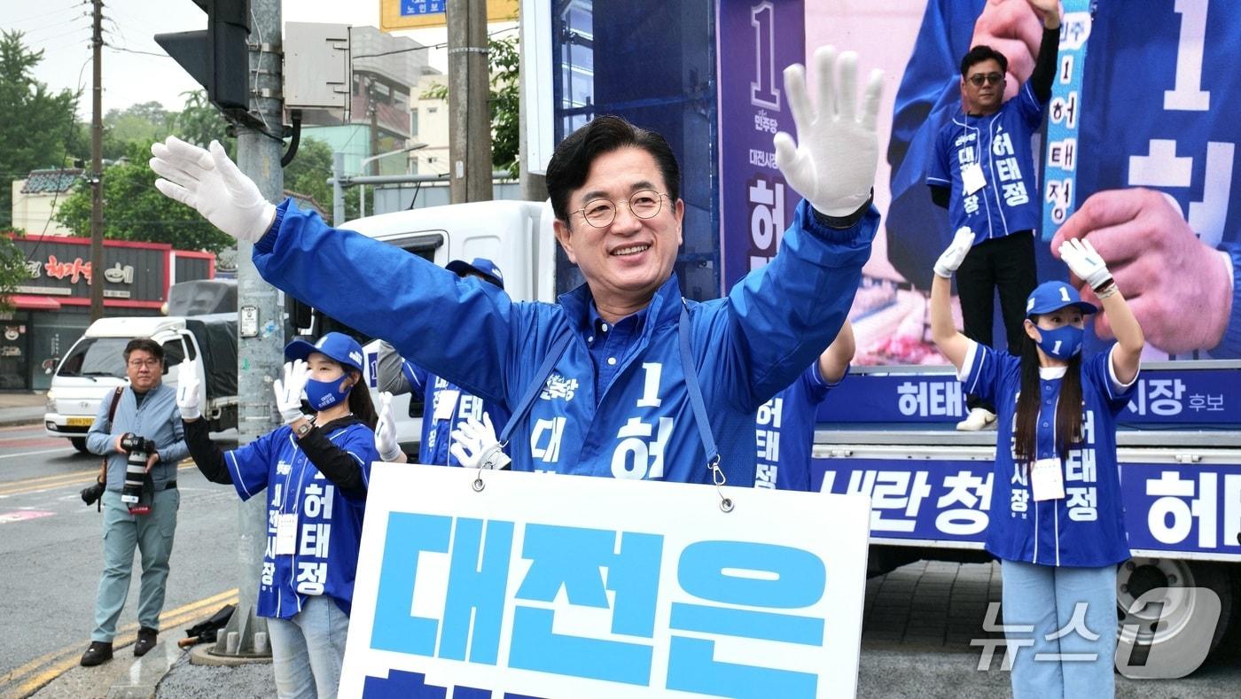 본문 이미지 - 더불어민주당 허태정 후보가 공식 선거운동 첫날인 21일 지지를 호소하고 있다. (후보 제공) / 뉴스1