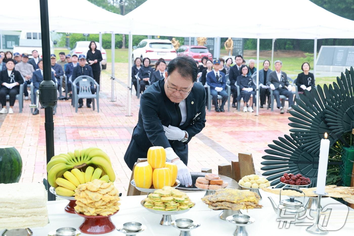 본문 이미지 - 계룡시는 21일 엄사근린공원 내 충령탑에서 호국영령의 숭고한 희생정신과 위훈을 기리기 위해 위패봉안식을 거행했다. (계룡시 제공.재판매 및 DB금지)/뉴스1