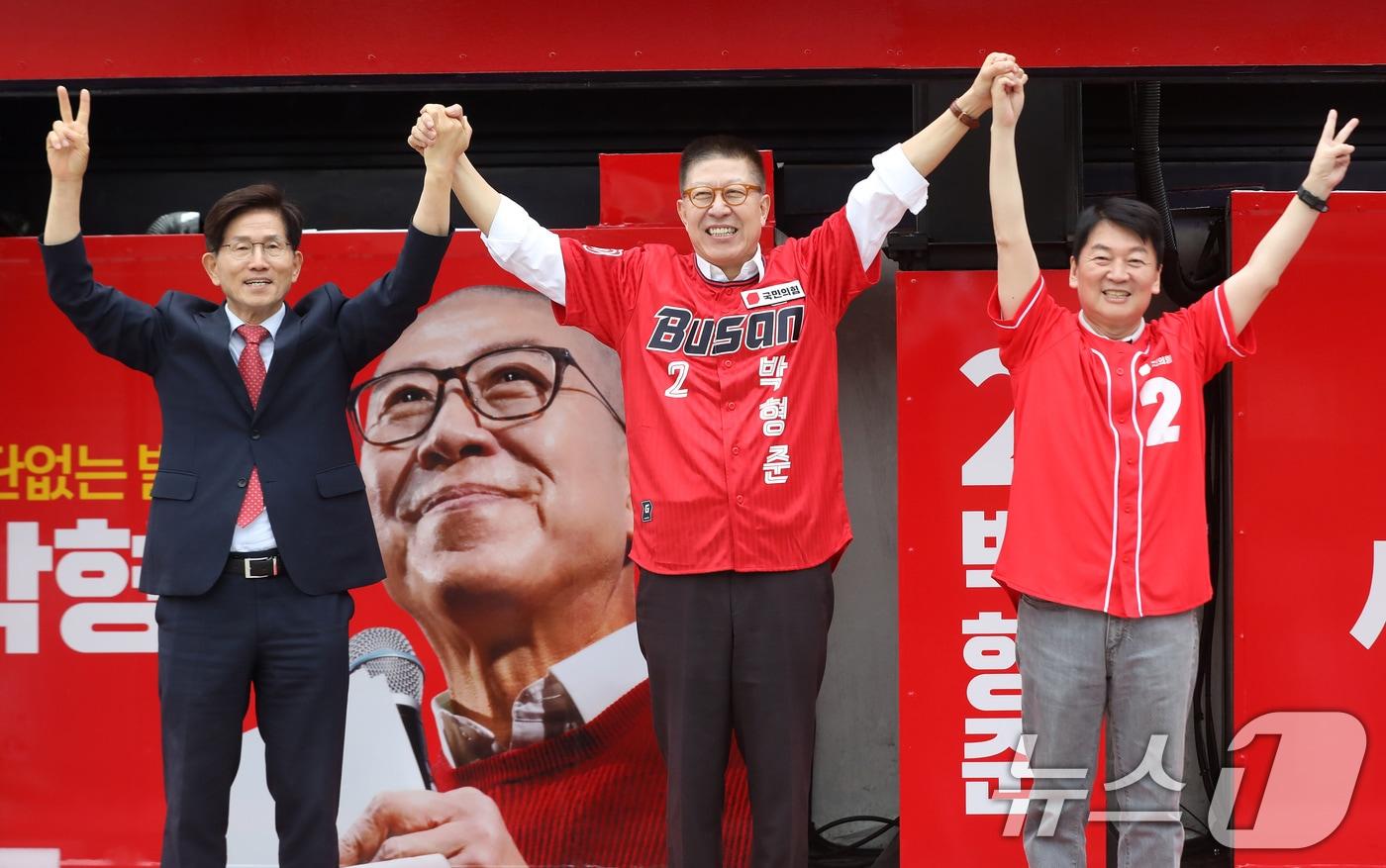 본문 이미지 - 박형준 국민의힘 부산시장 후보와 김문수·안철수 명예선대위원장이 6·3 지방선거 및 국회의원 재보궐선거 공식 선거운동 첫날인 21일 오후 부산 동구 부산역 광장에서 열린 부산승리 합동 출정식에서 유권자들에게 지지를 호소하고 있다. 2026.5.21 ⓒ 뉴스1 윤일지 기자