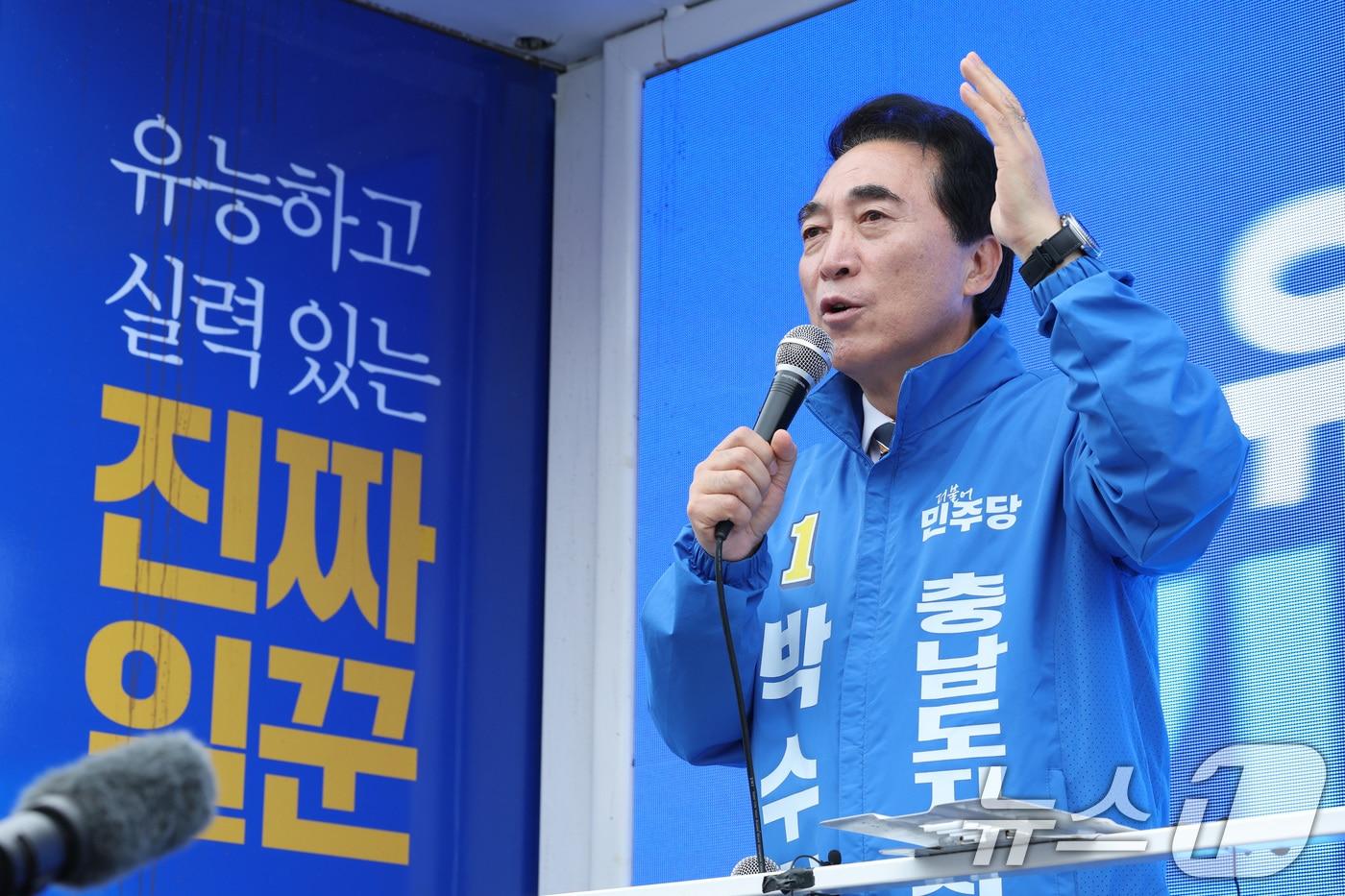 본문 이미지 - 박수현 더불어민주당 충남도지사 후보가 6·3 지방선거 공식 선거운동이 시작된 21일 충남 공주시 공주산성시장을 찾아 시민들에게 지지를 호소하고 있다. 2026.5.21 ⓒ 뉴스1 신웅수 기자
