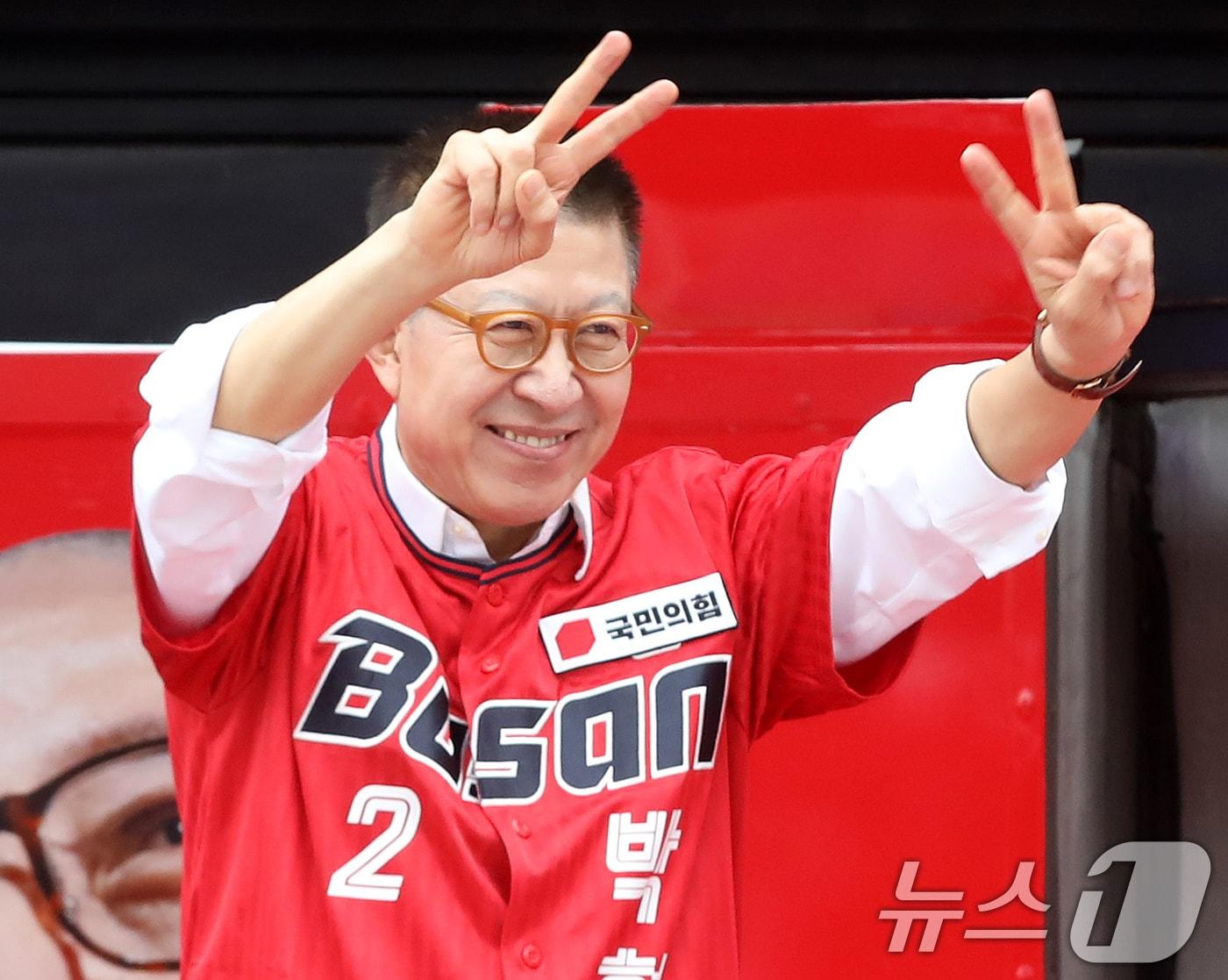 본문 이미지 - 박형준 국민의힘 부산시장 후보가 6·3 지방선거 및 국회의원 재보궐선거 공식 선거운동 첫날인 21일 오후 부산 동구 부산역 광장에서 열린 부산승리 합동 출정식에서 유세차에 올라 유권자들에게 지지를 호소하고 있다. 2026.5.21 ⓒ 뉴스1 윤일지 기자