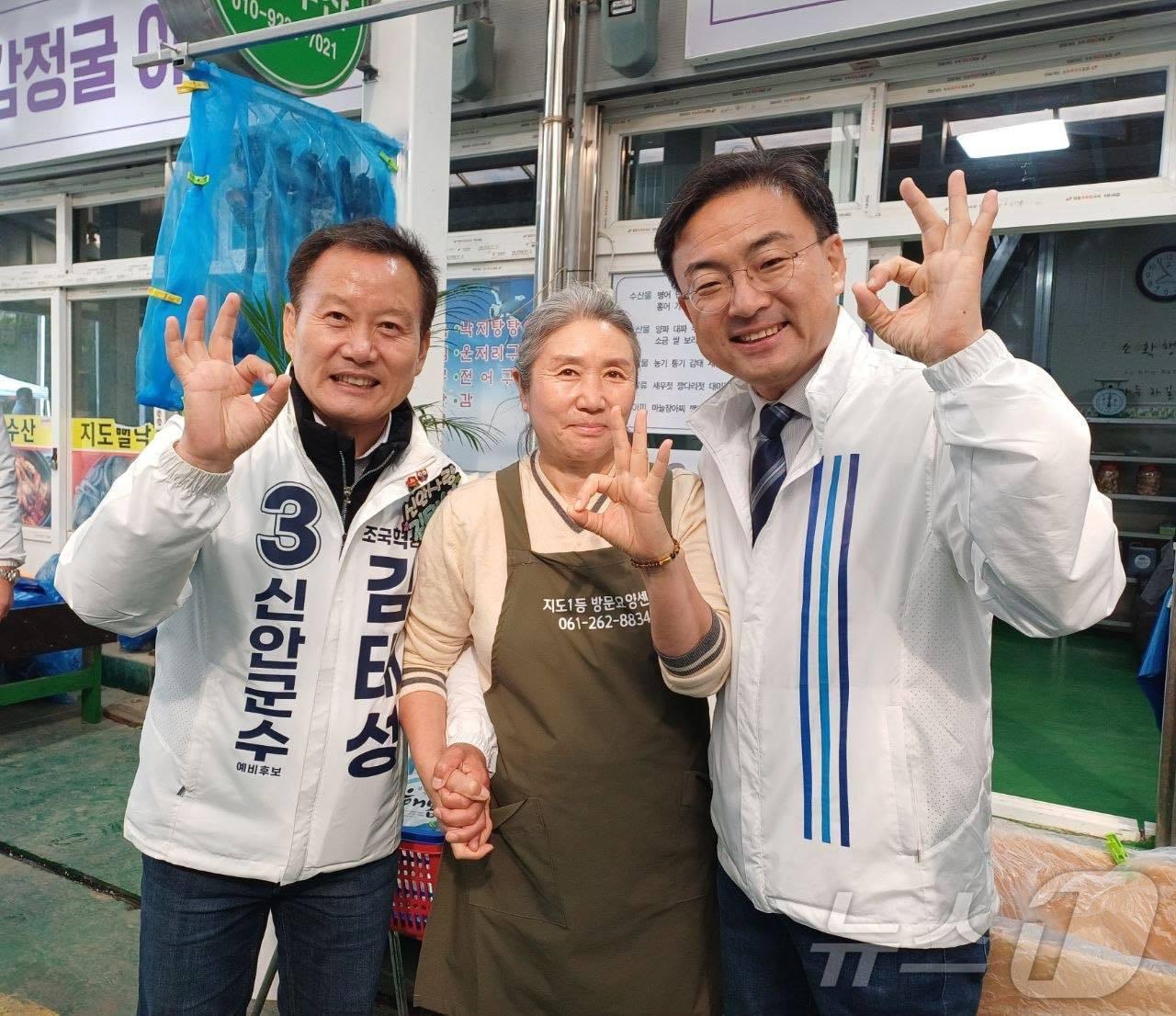 본문 이미지 - 신장식 조국혁신당 호남총괄선대위원장이 김태성 신안군수 후보와 함께 선거운동을 하고 있다.(신장식 SNS. 재배포 및 DB 금지) 2026.5.21 ⓒ 뉴스1