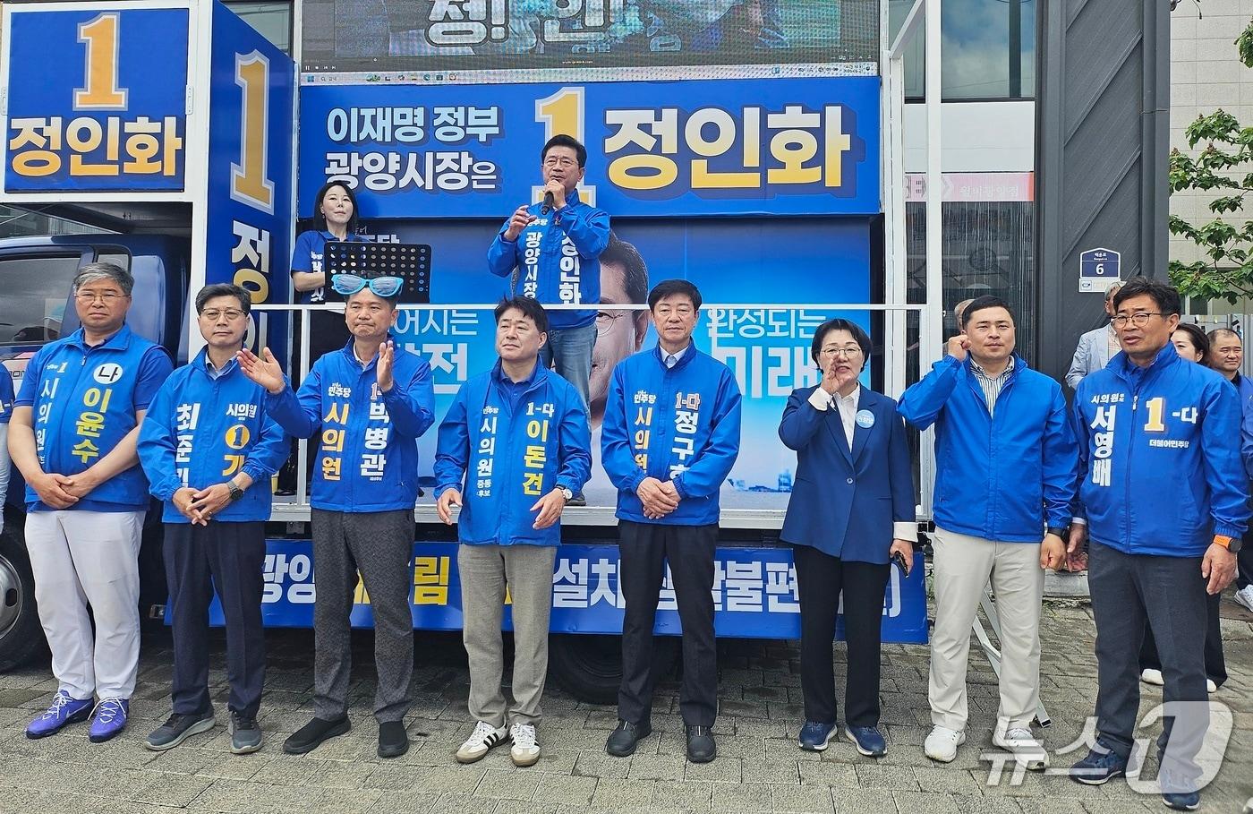 본문 이미지 - 정인화 더불어민주당 광양시장 후보가 21일 공식선거운동 첫날인  21일 광양 5일시장에서 유세를 하고 있다. 