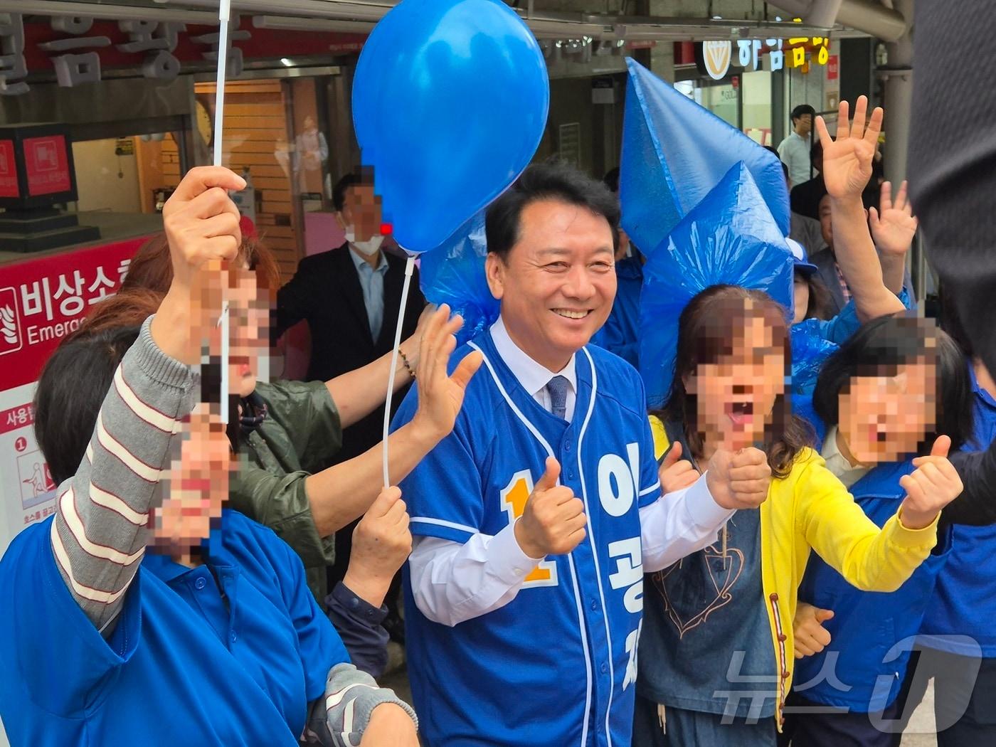 본문 이미지 - 이광재더불어민주당 경기 하남갑 국회의원 보궐선거 후보가 21일 하남시 덕풍시장 앞에서 출정식을 갖고 지지자들과 사진을 찍고 있다. ⓒ 뉴스1 양희문 기자